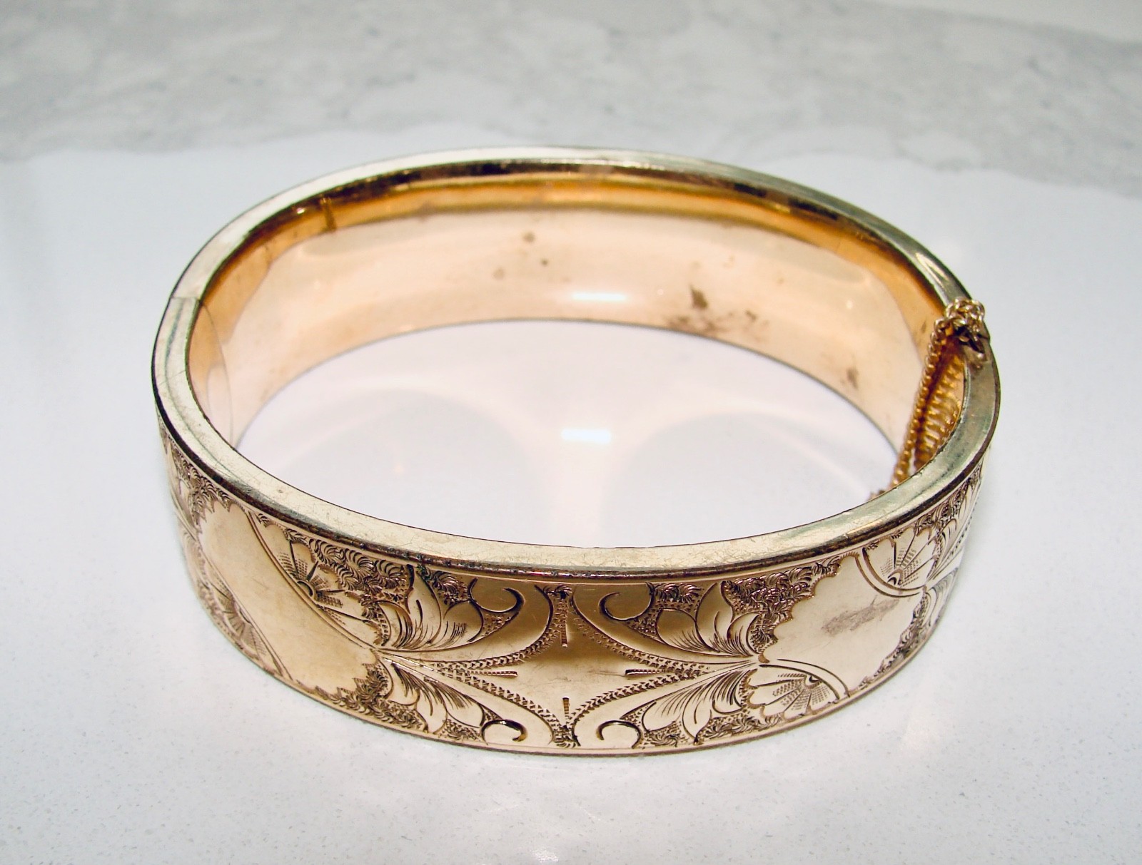 S.B. CO STANDARD BUTTON CO. GOLD FILLED BANGLED ETCHED BRACELET HINGED .75″ WIDE