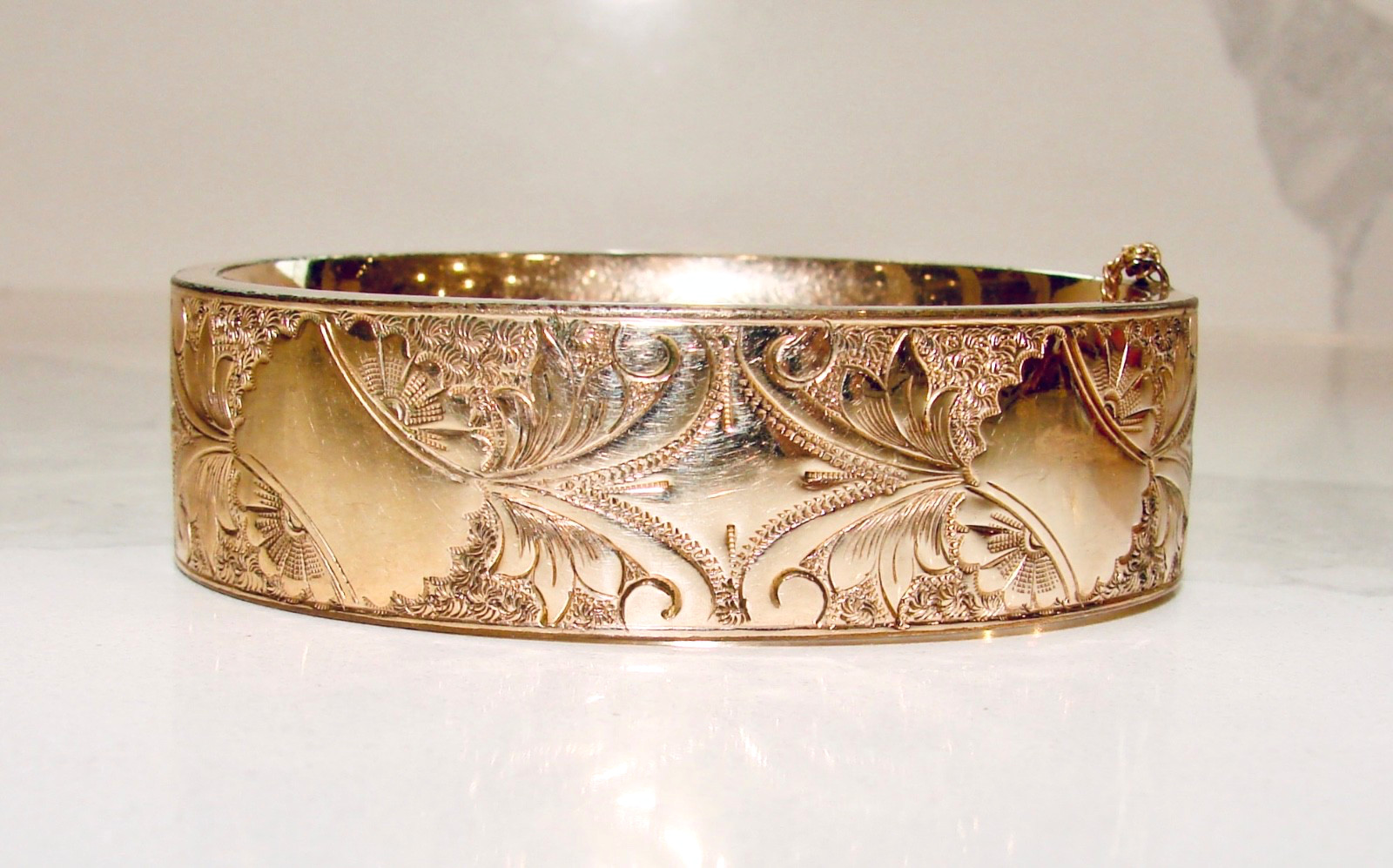 S.B. CO STANDARD BUTTON CO. GOLD FILLED BANGLED ETCHED BRACELET HINGED .75″ WIDE
