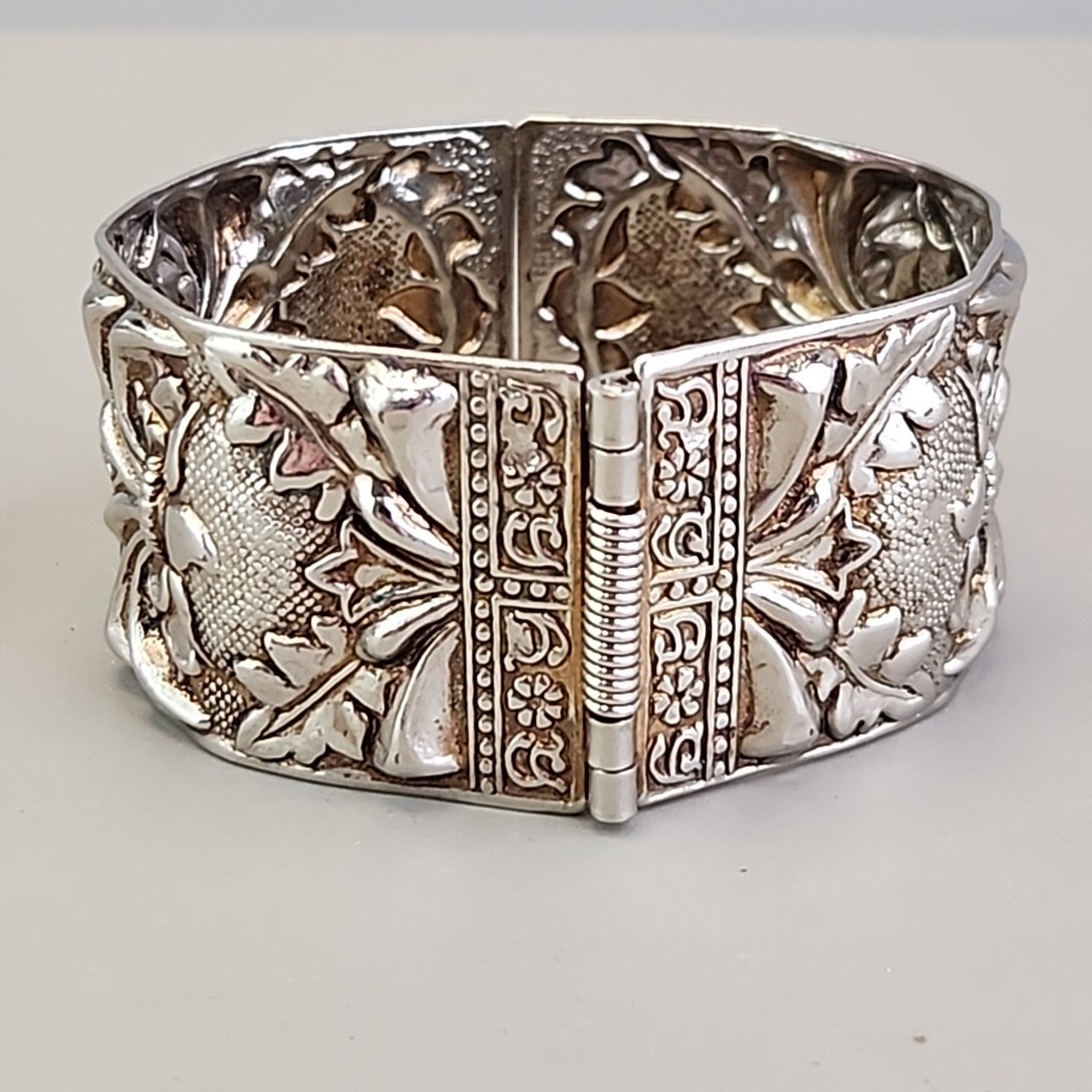 Vintage Bangle Bracelet Repousse Clamper Silver Tone 6.75″