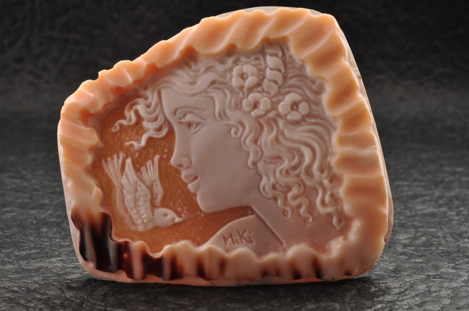 Large shell cameo carved “Girl with the bird” (total 108.5ct), sign by artist.