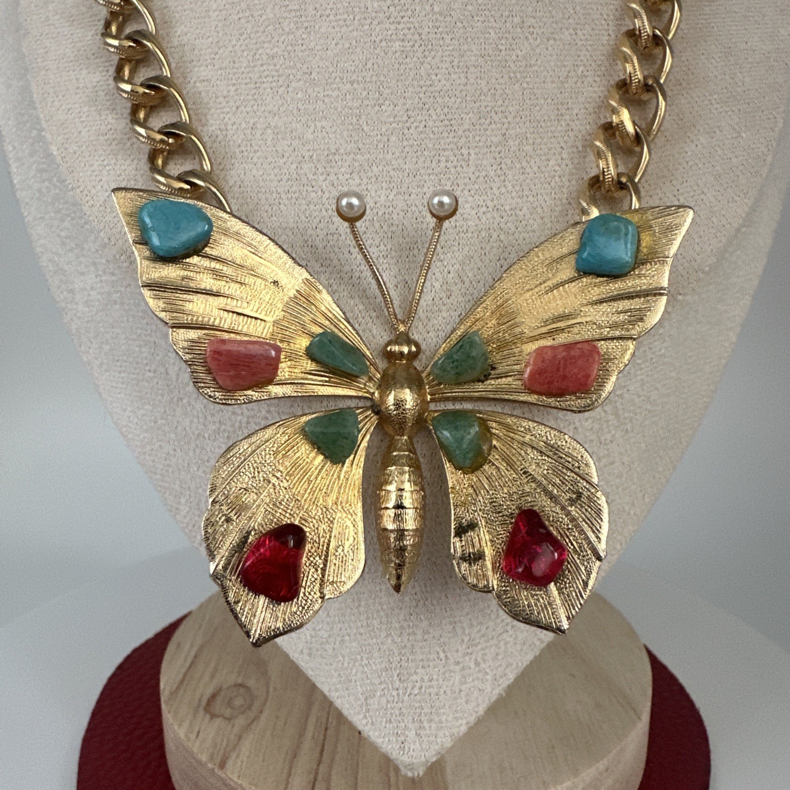 Vintage Focal Point Butterfly w/MultiStones Gold Toned Necklace. See pics.