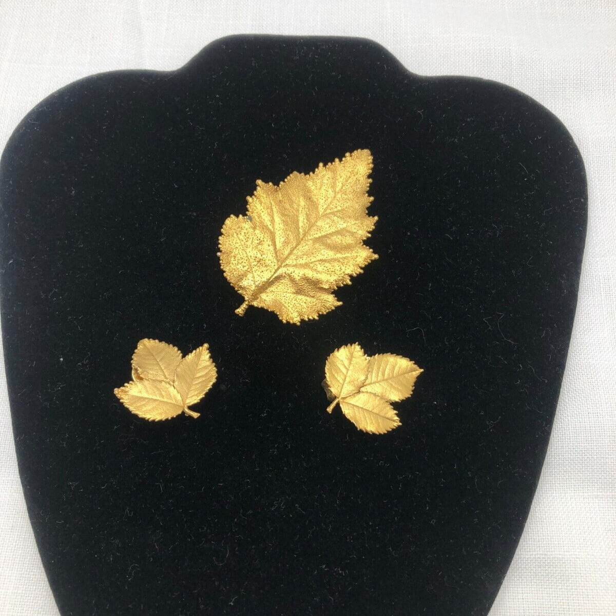 VINTAGE Leaf Shape Gold Tone Brooch Pin Clip On Earrings