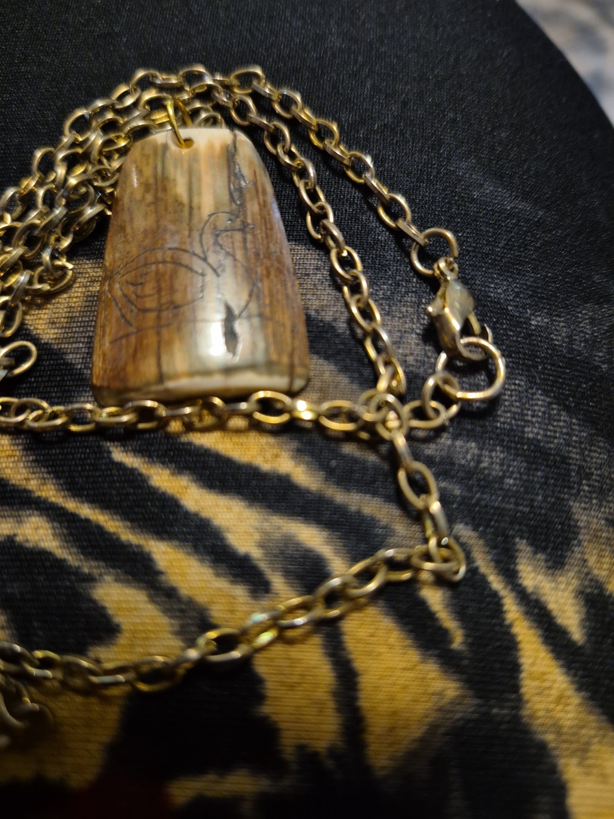 Aninsazuk Carved pendant:Inuit scrimshaw engraving, handcrafted