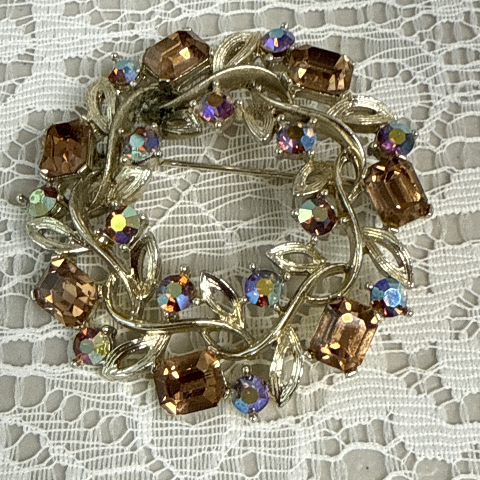 Lisner Vintage Broche Signed 2” D