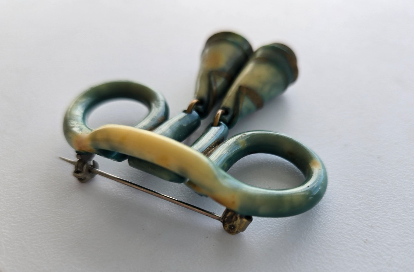 vintage,ART DECO,CELLULOID DANGLING BROOCH,SO DIFFERENT,UNKNOWN DESIGNER,AMAZING