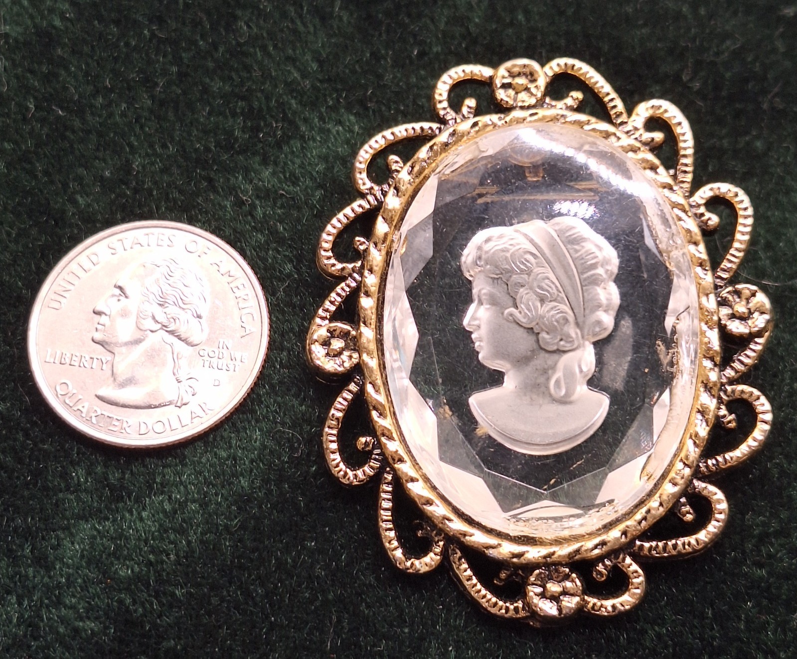 Vtg RARE Left Facing Gold-tone Oval Beveled Glass Intaglio Cameo Brooch Pendant