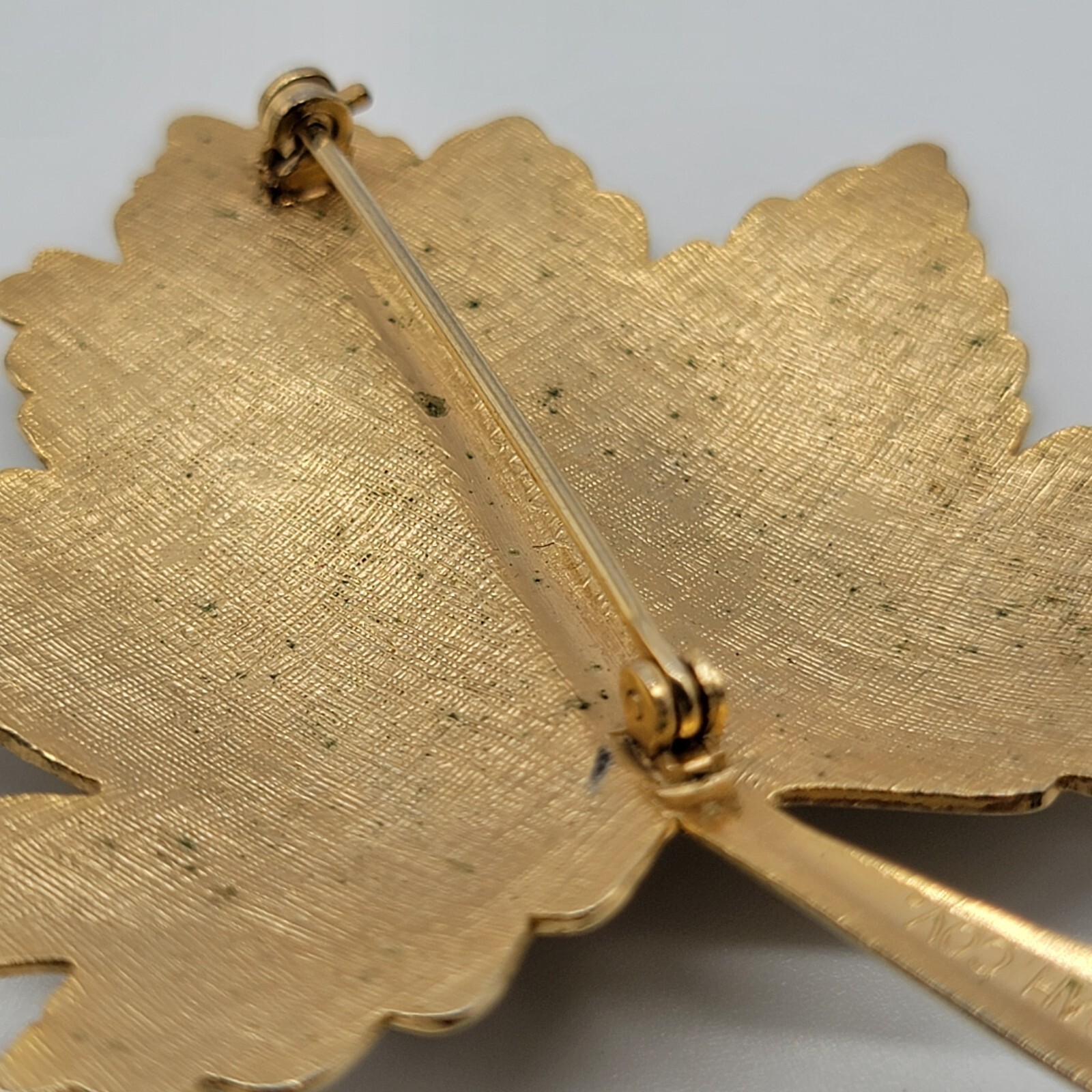 VTG Sarah Coventry Maple Leaf Brooch Faux Pearl Gold Tone Simple Cute Classy