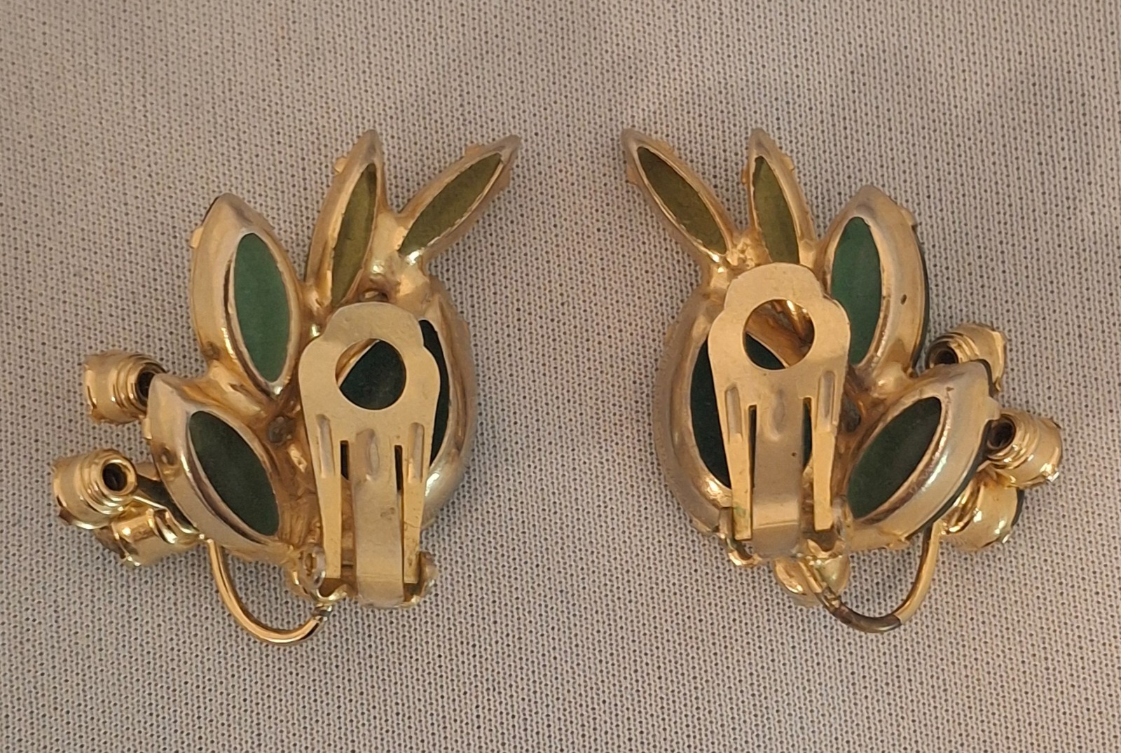 Vintage Mid Century Emerald Green Rhinstone Clip On Earrings Floral Cluster D&E