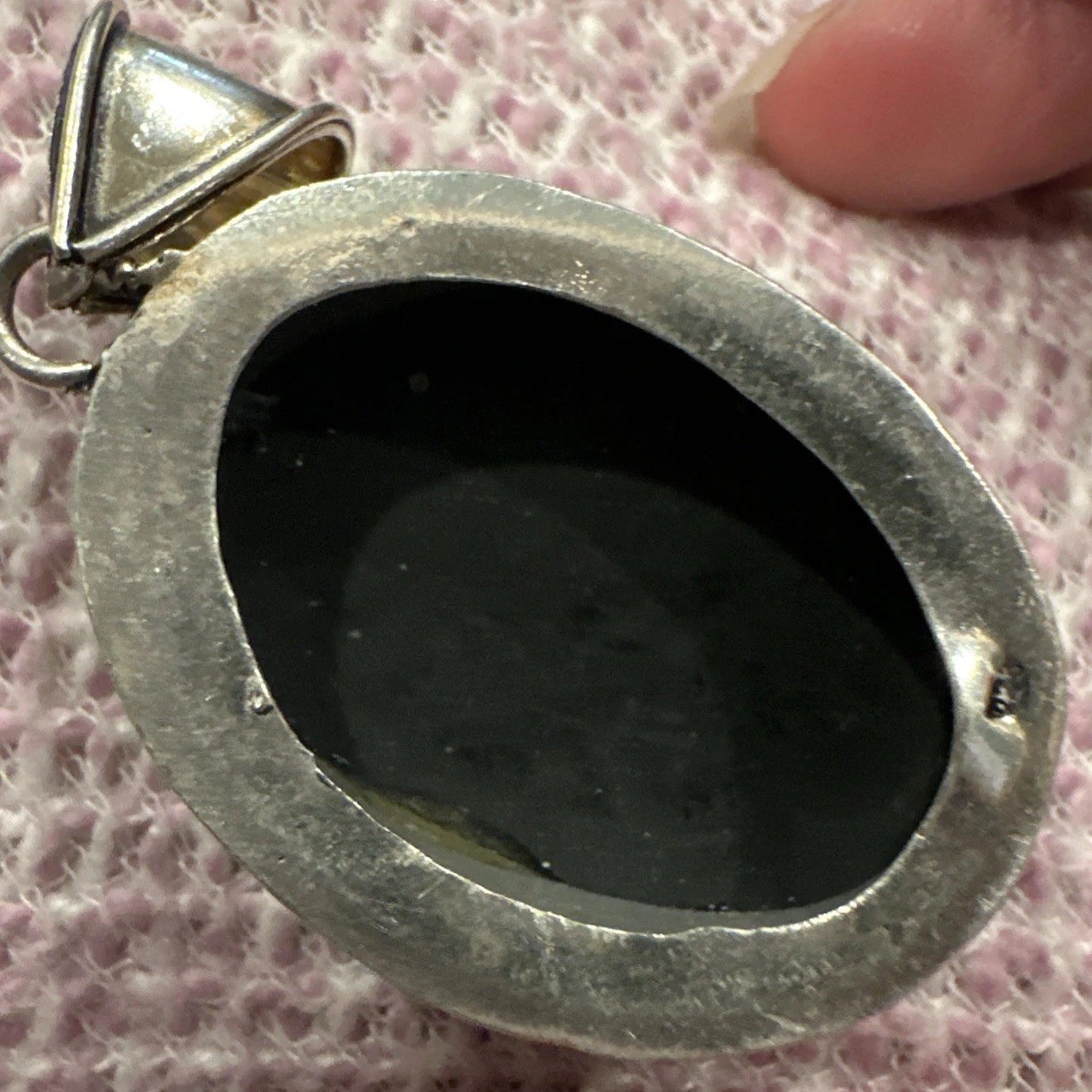 VTG Resin Sterling Left Facing Black & White Cameo Pendant Costume Jewelry