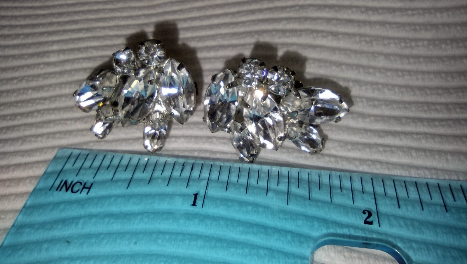 Vintage Weiss Clear Cluster Rhinestone Clip On Earrings Silver tone.