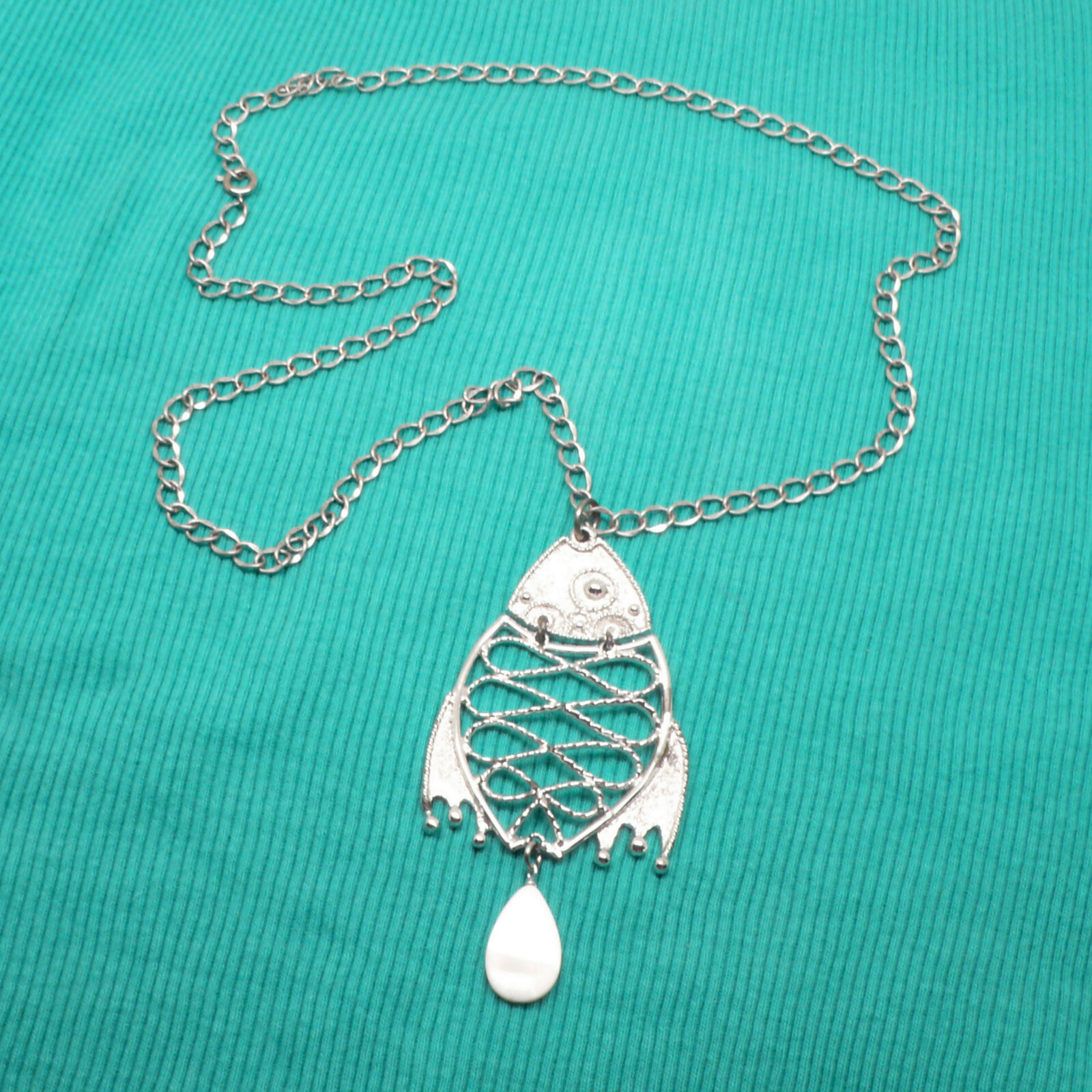 Vintage 1990s Silver Tone Wiggle Fish Pendant 24″ Nickel-Free Chain Necklace