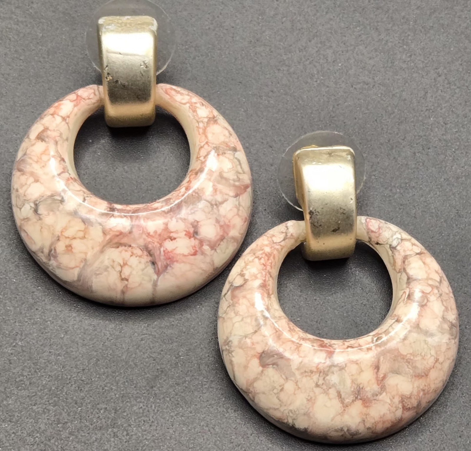 Vintage Pink Marbled Resin Hoop Drop Earrings Gold Tone Post Back Unsigned 80s