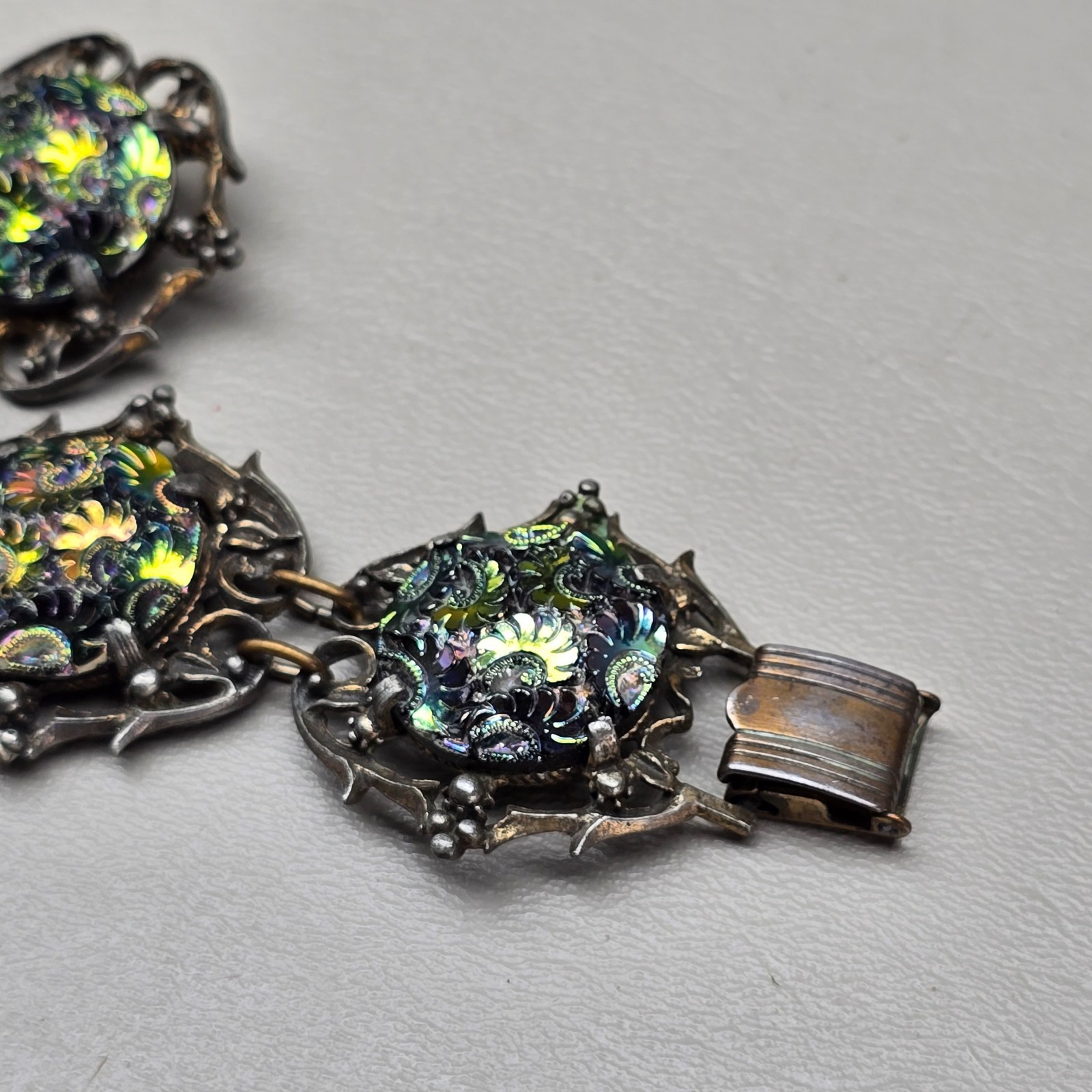Vintage Pressed Iridescent Glass Bracelet and Clip On Earrings Silver Tone 7.25″