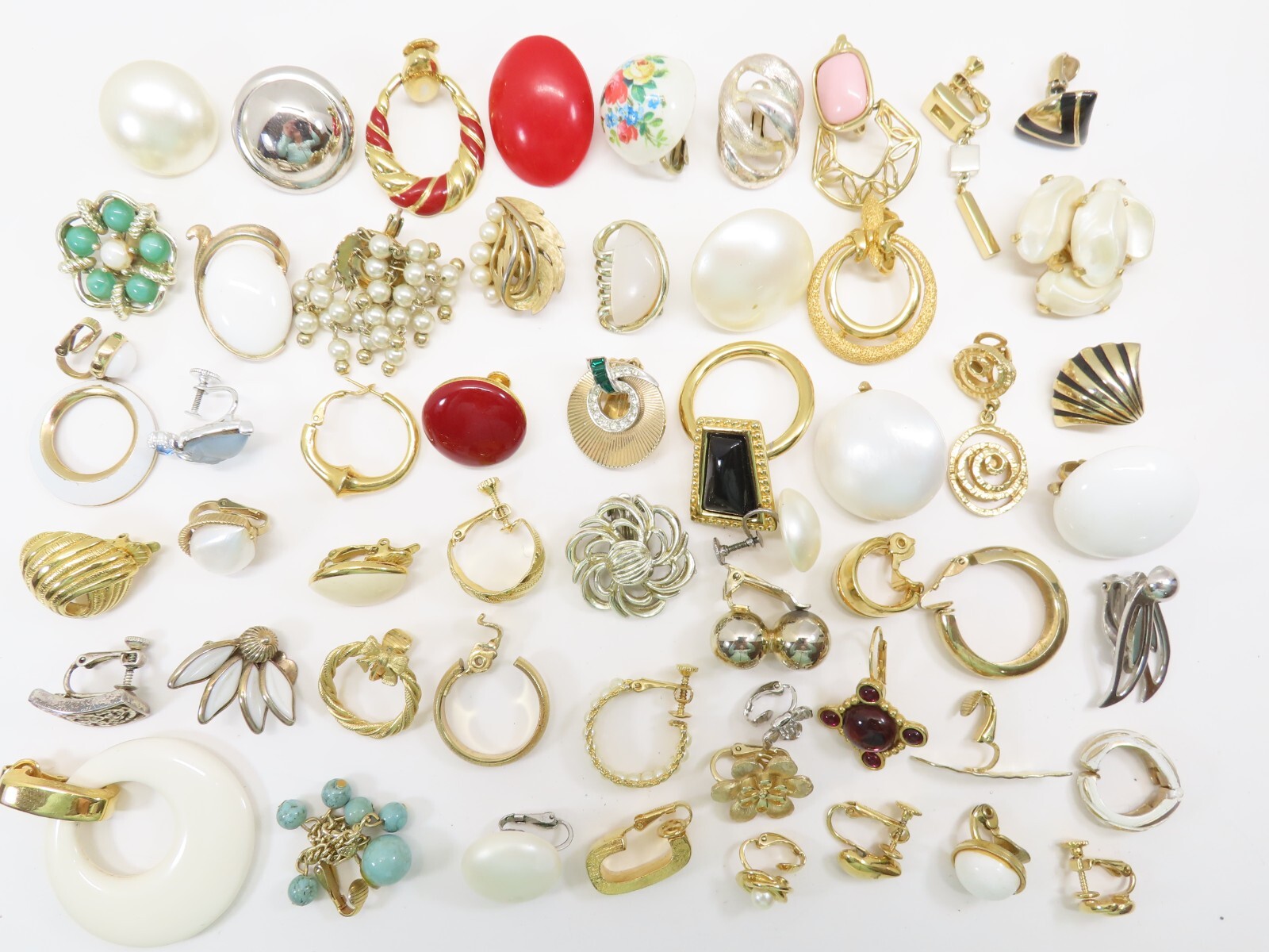 Single Earrings Lot ALL SIGNED 14 Crown Trifari Richelieu Monet + VTG 50+ D2216