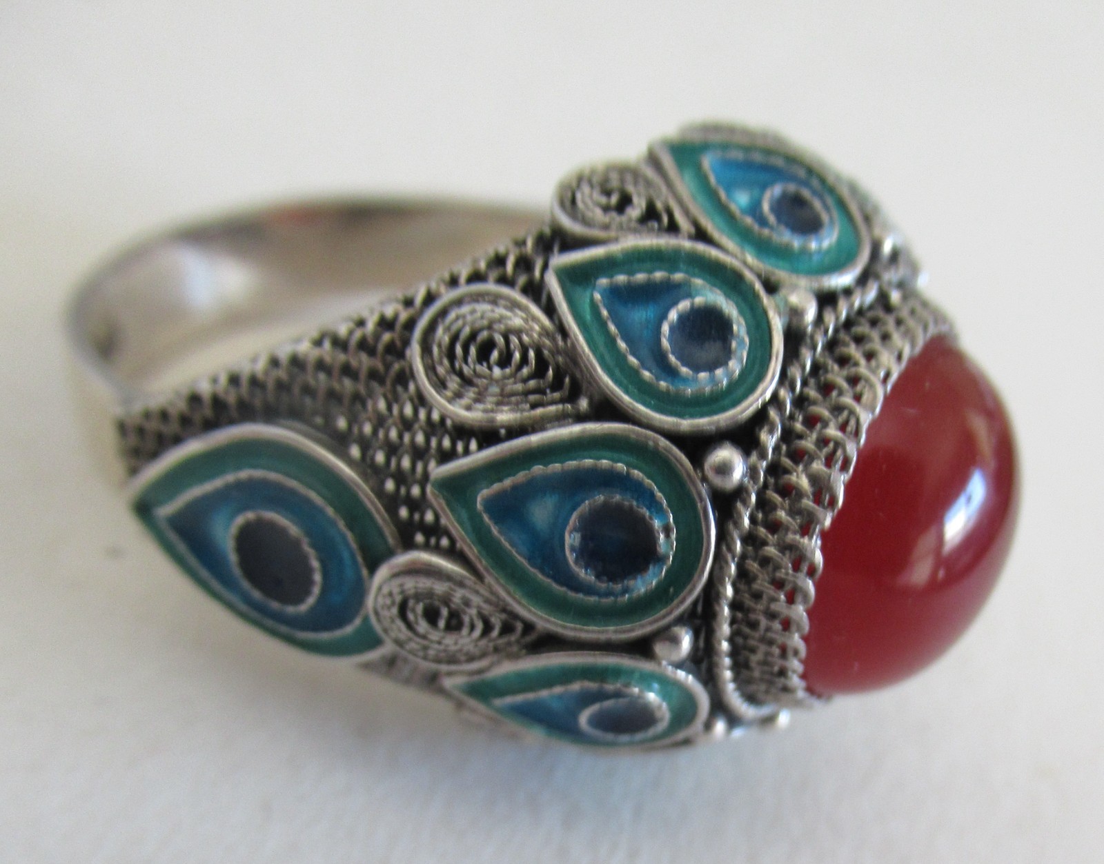 UNISEX SIZE 10 BOLD CHINA EXPORT STERLING RING, PEACOCK ENAMEL & CARNELIAN, 11GR