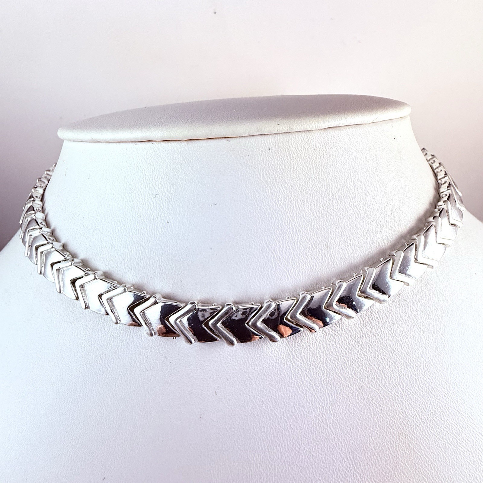 Vintage AVON Chevron Link Polished Silver Tone Necklace 15.5″