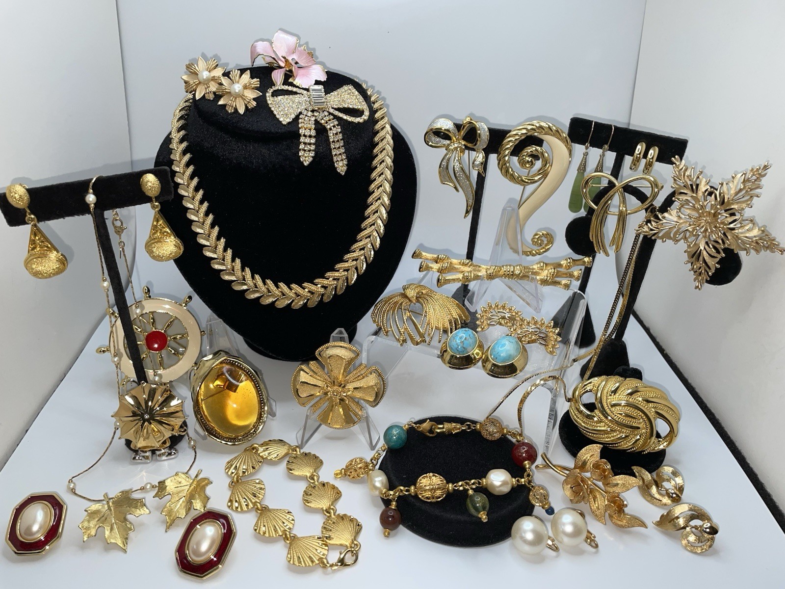 29 Pcs Vintage Gold Tone High End Jewelry Brooch Necklace Earrings Bracelet Lot