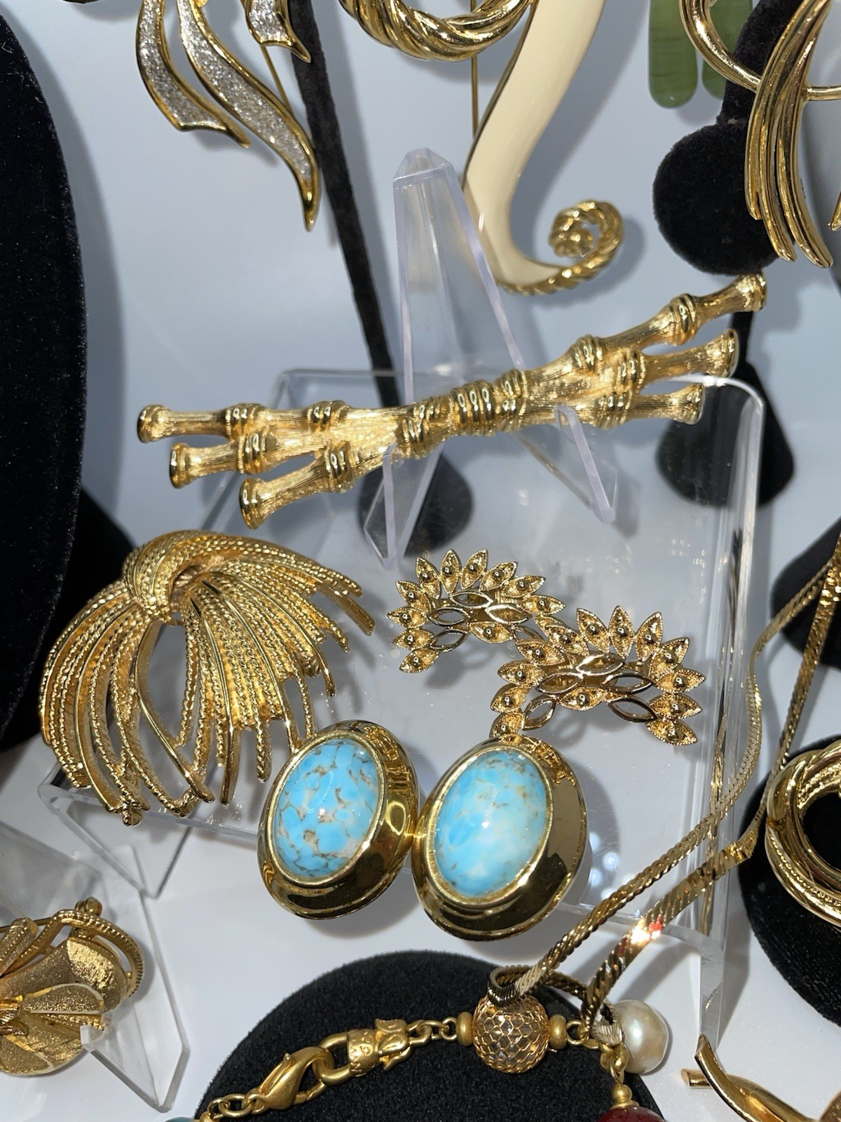 29 Pcs Vintage Gold Tone High End Jewelry Brooch Necklace Earrings Bracelet Lot