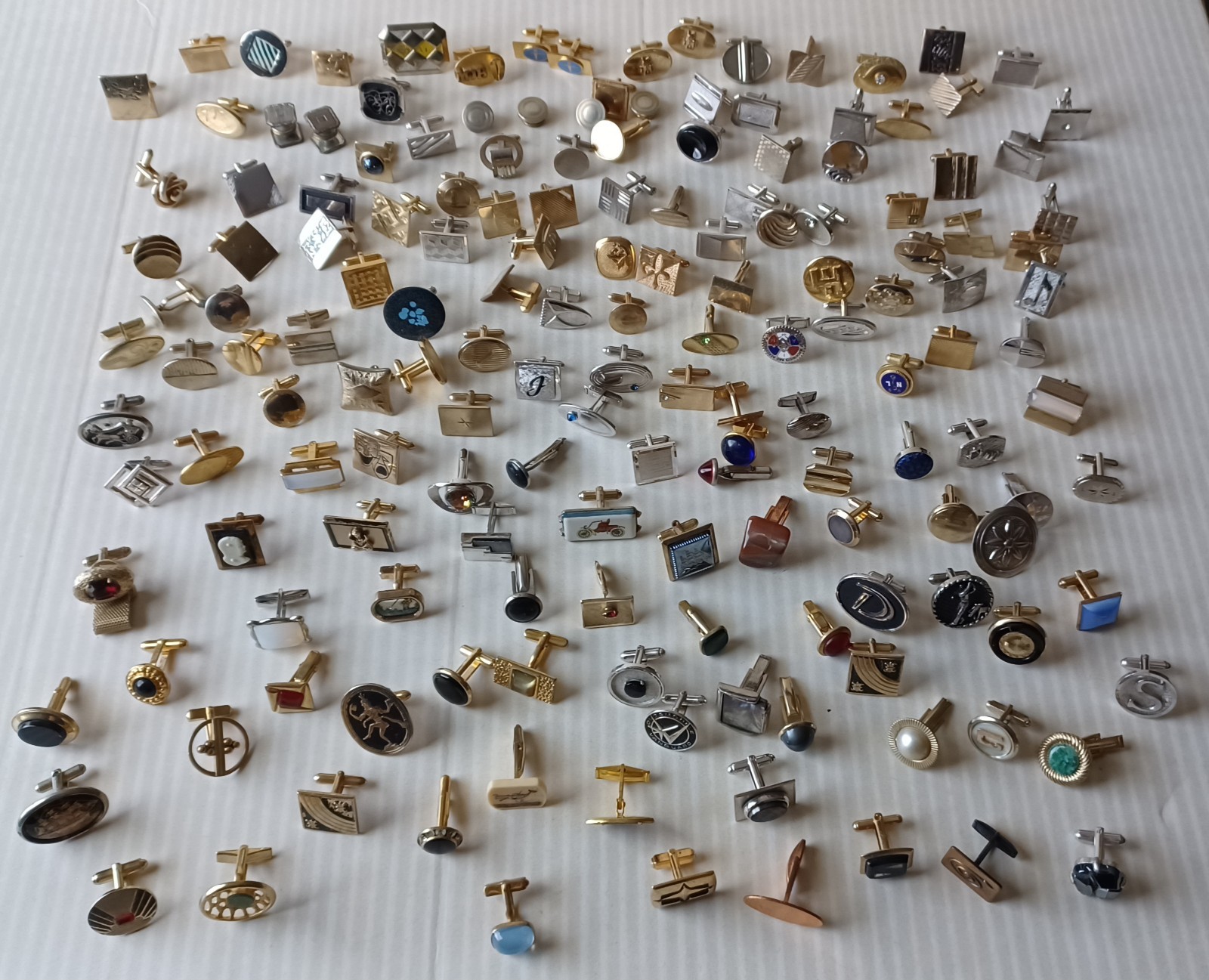 Lot 160 VTG Single Cufflinks Mixed Styles Tones Repurpose Jewelry Some Wear