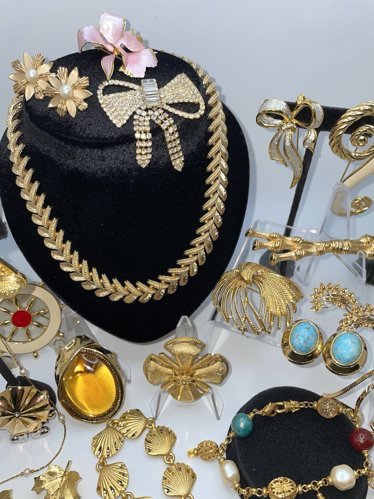 29 Pcs Vintage Gold Tone High End Jewelry Brooch Necklace Earrings Bracelet Lot