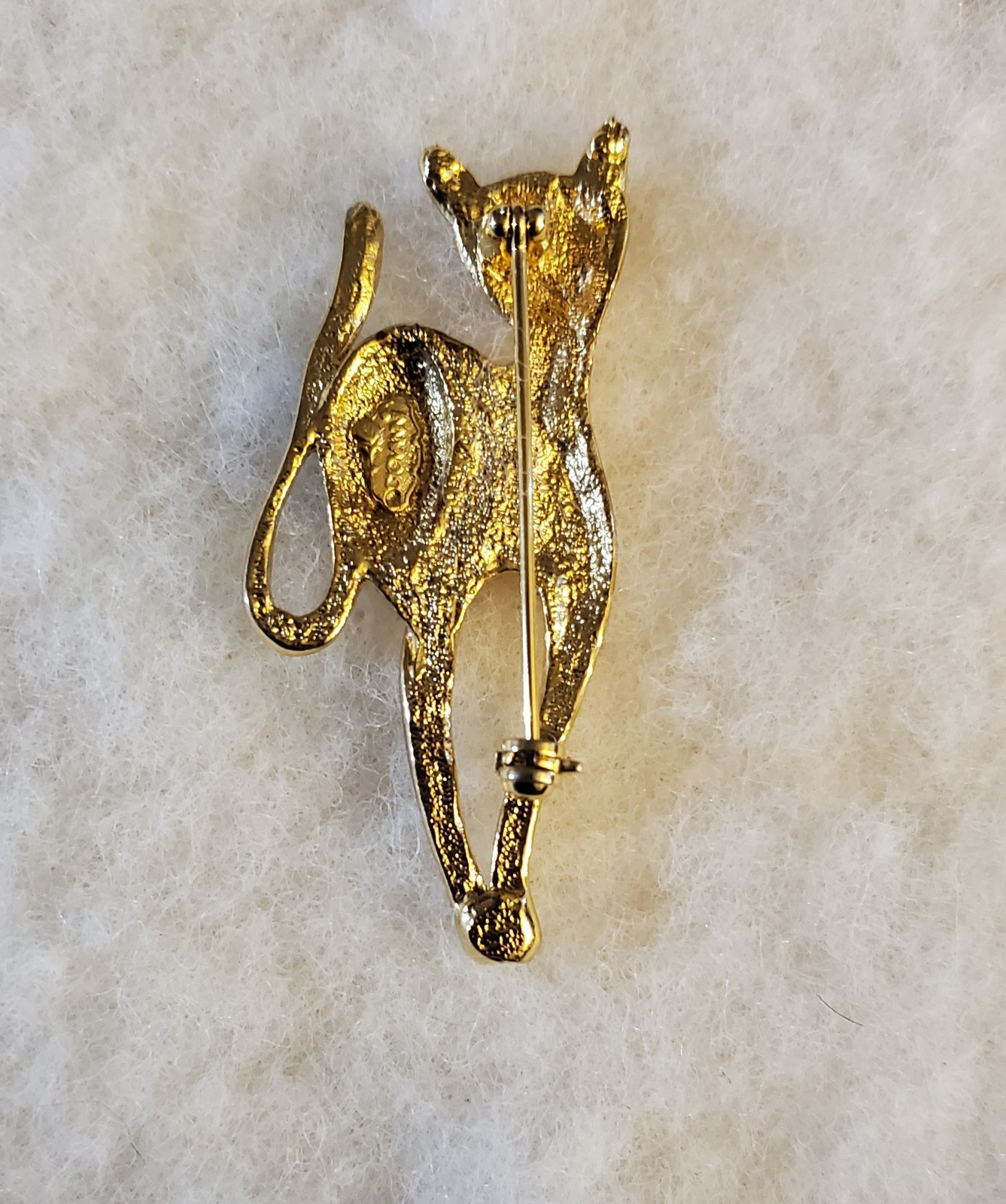 Signed GIOVANNI Cat Brooch Pin Rhinestones Costume Jewelry Polished Goldtone
