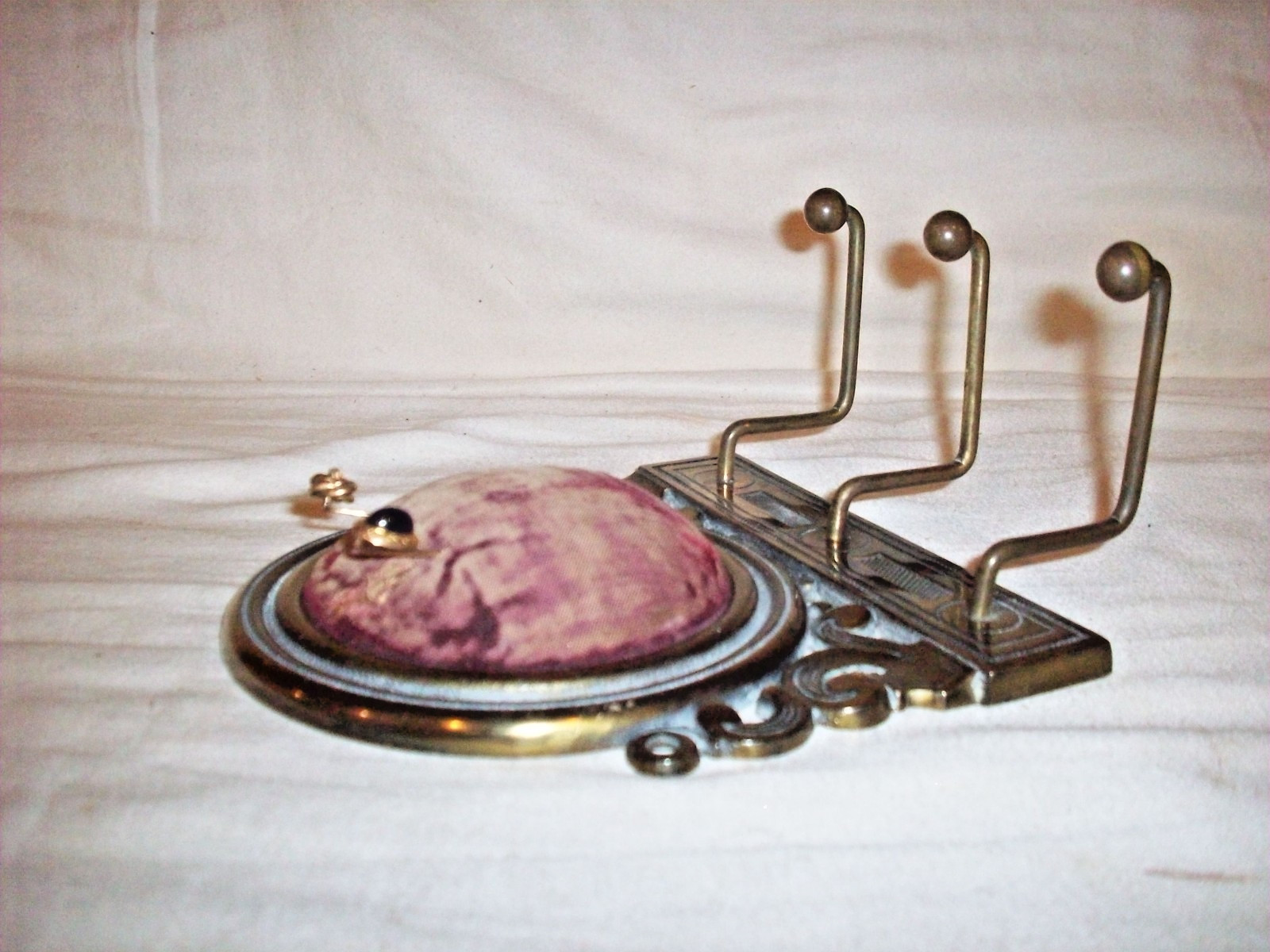 ANTIQUE CAST IRON VICTORIAN ? GENTLEMANS STICK PINS, BELT, GARDER, BOWTIE HOLDER