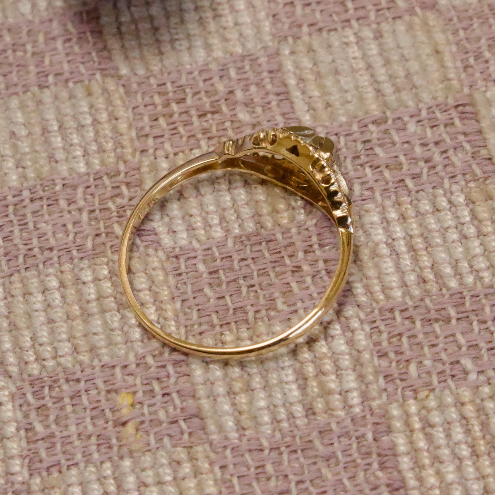 VINTAGE 14K YELLOW GOLD OPEN WORK NATURAL MINED DIAMOND RING (size six)