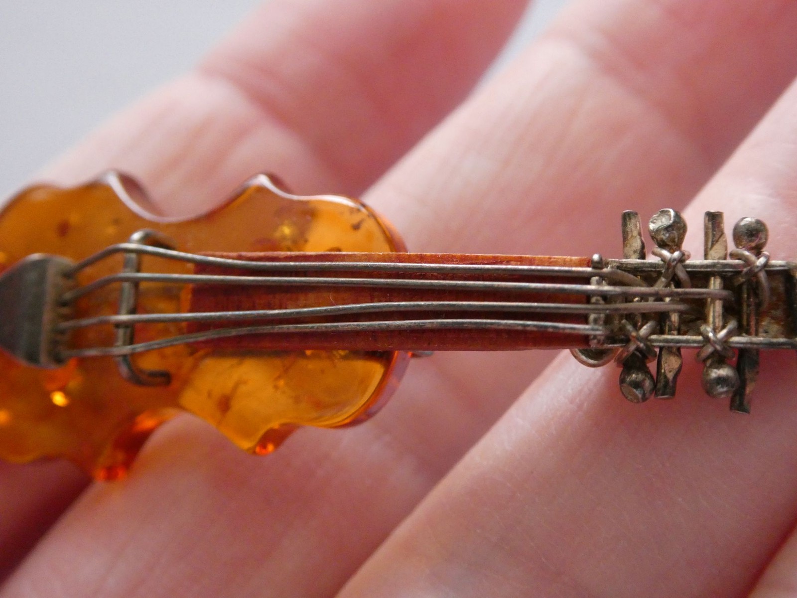 Vintage Polish Sterling Silver Carved Baltic Amber Violin Pin Brooch 6.4g 55mm