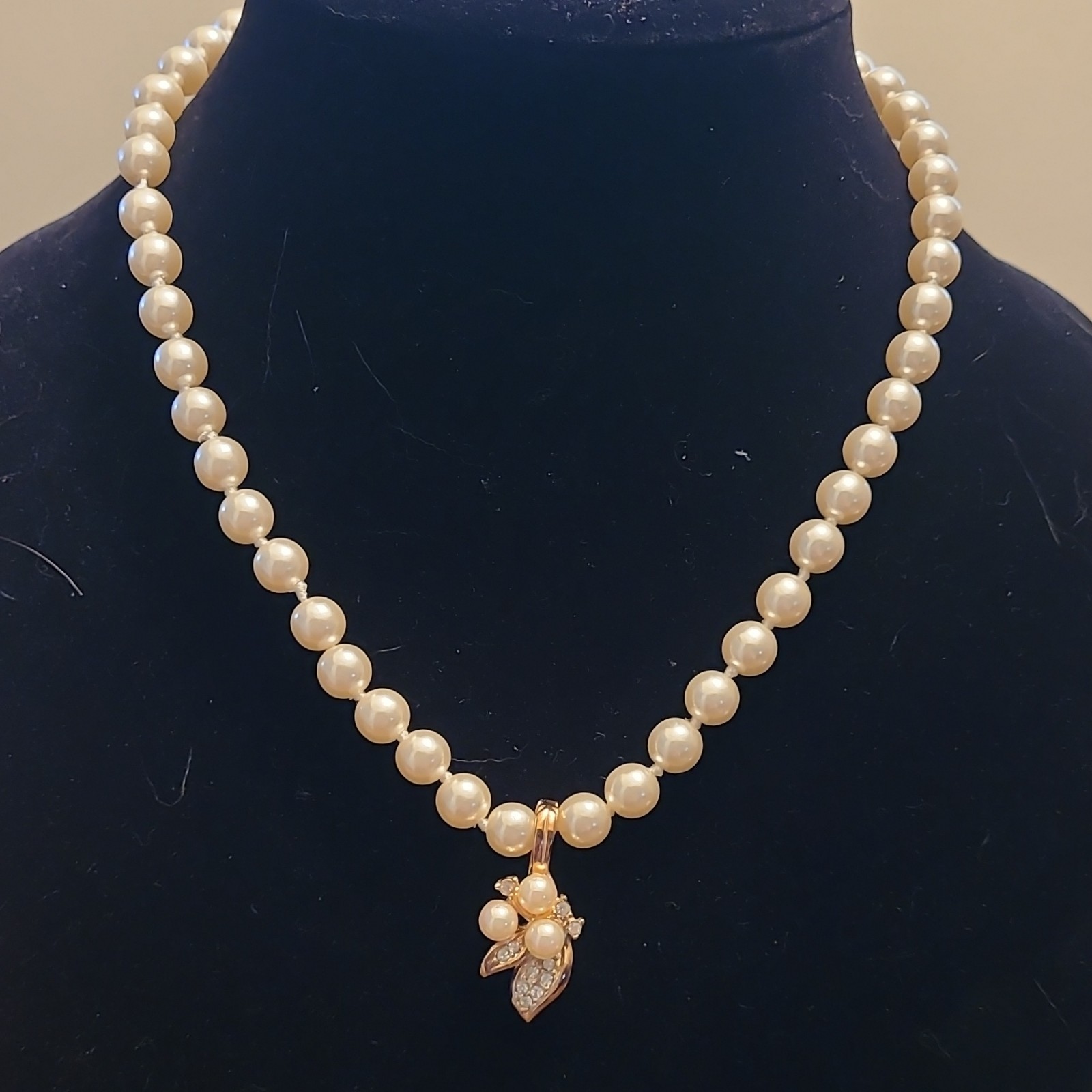 Vintage Roman White Imitation Pearl Beaded Necklace w/ Gold Flower Pendant Hook