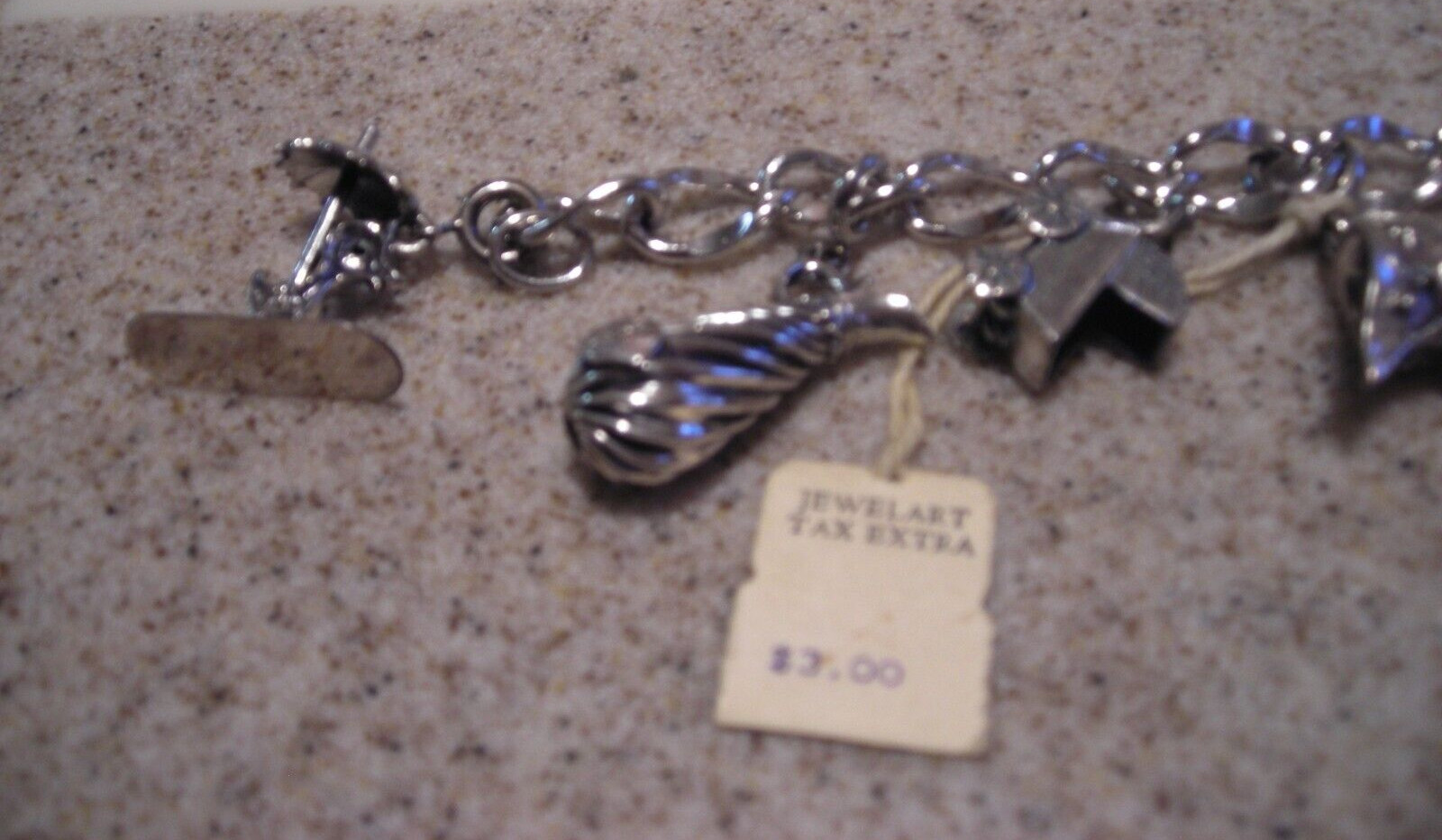 VINTAGE 1960’s ‘JEWELART’ STERLING SILVER 7 INCH CHARM BRACELET (8 CHARMS)