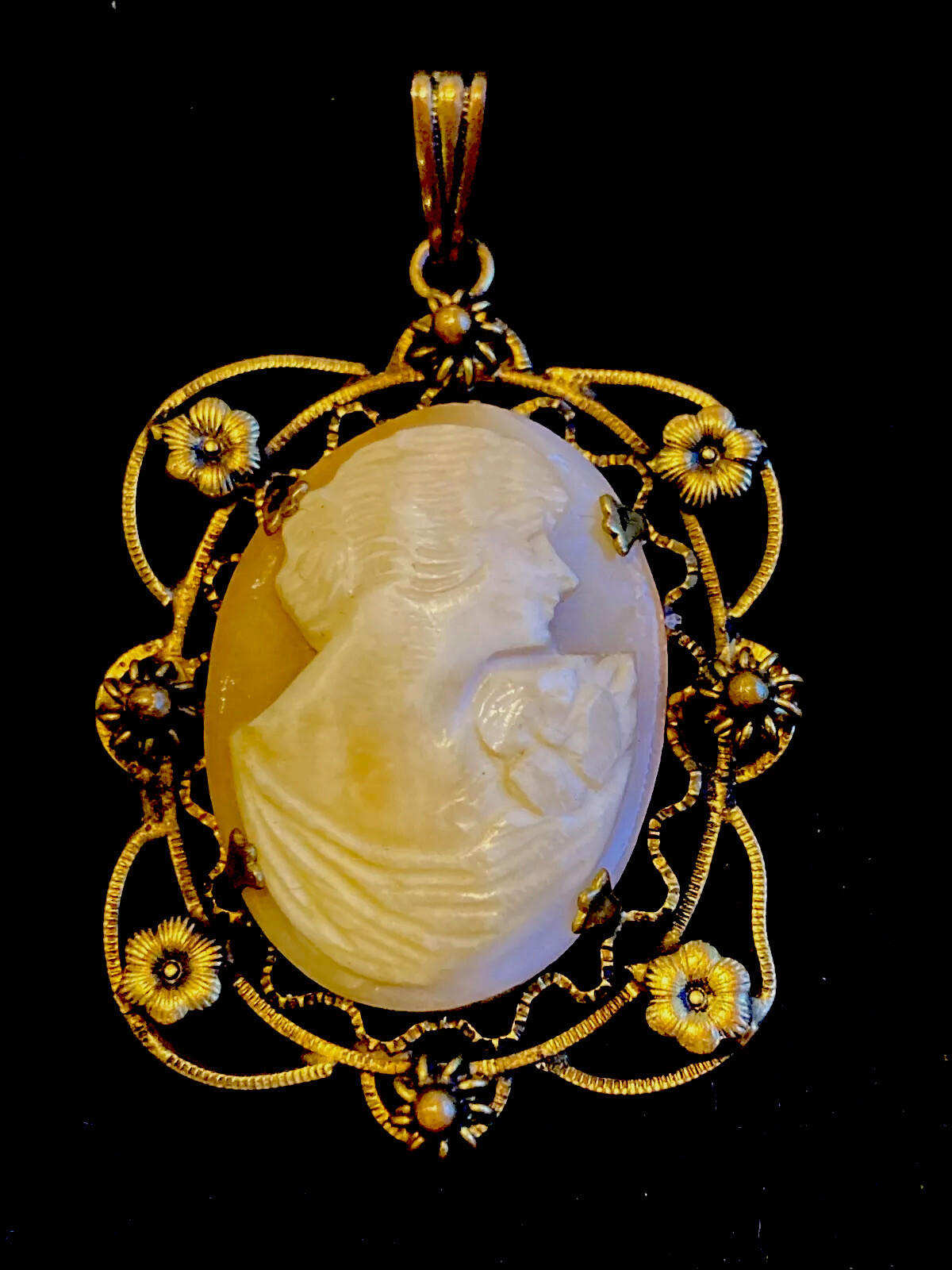 Vintage Gold Filled (?) Natural Cameo Ladies Pendant 11.10g
