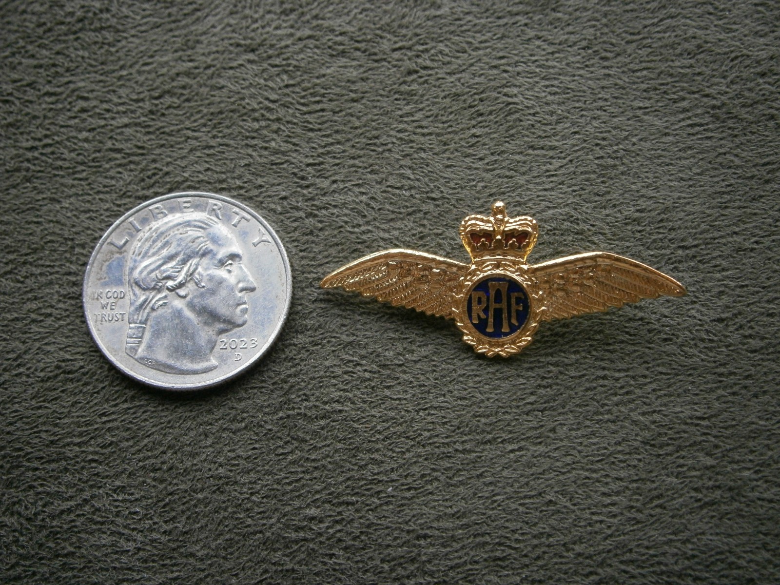 Royal Air Force RAF Vintage Goldtone & Enamel Pin Badge Brooch 3.3g