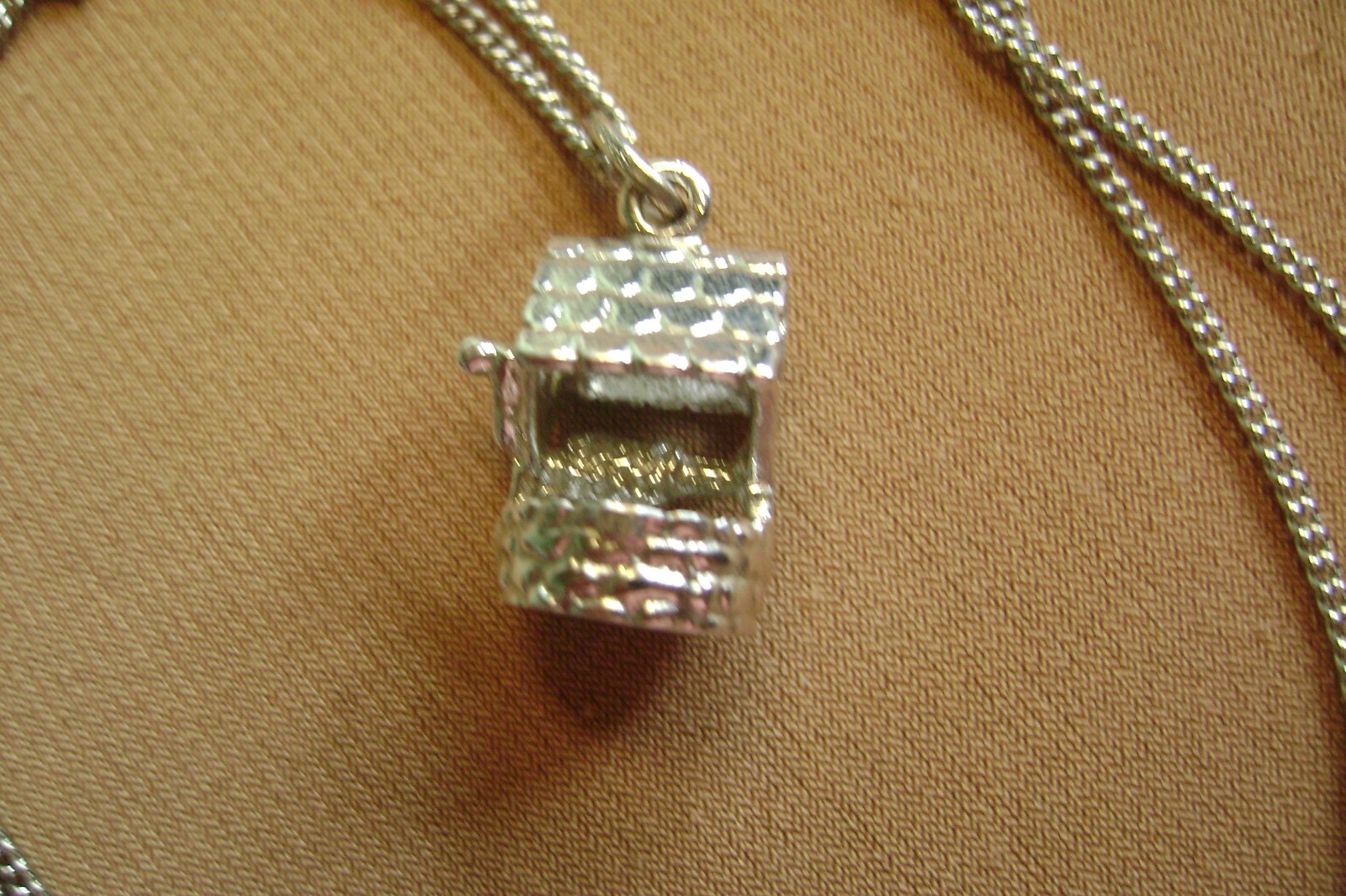 VINTAGE WISHING WELL GOOD LUCK SILVER TONE CHAIN CHARM PENDANT NECKLACE!!!