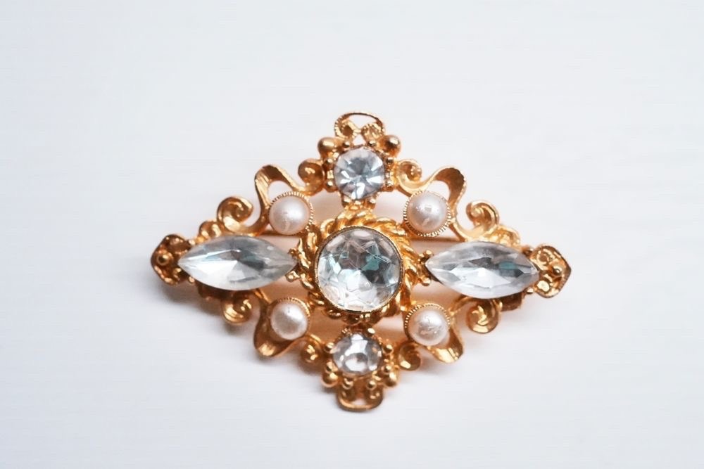 Vintage brooch rhinestone clear & pearls gold-toned Baroque style.