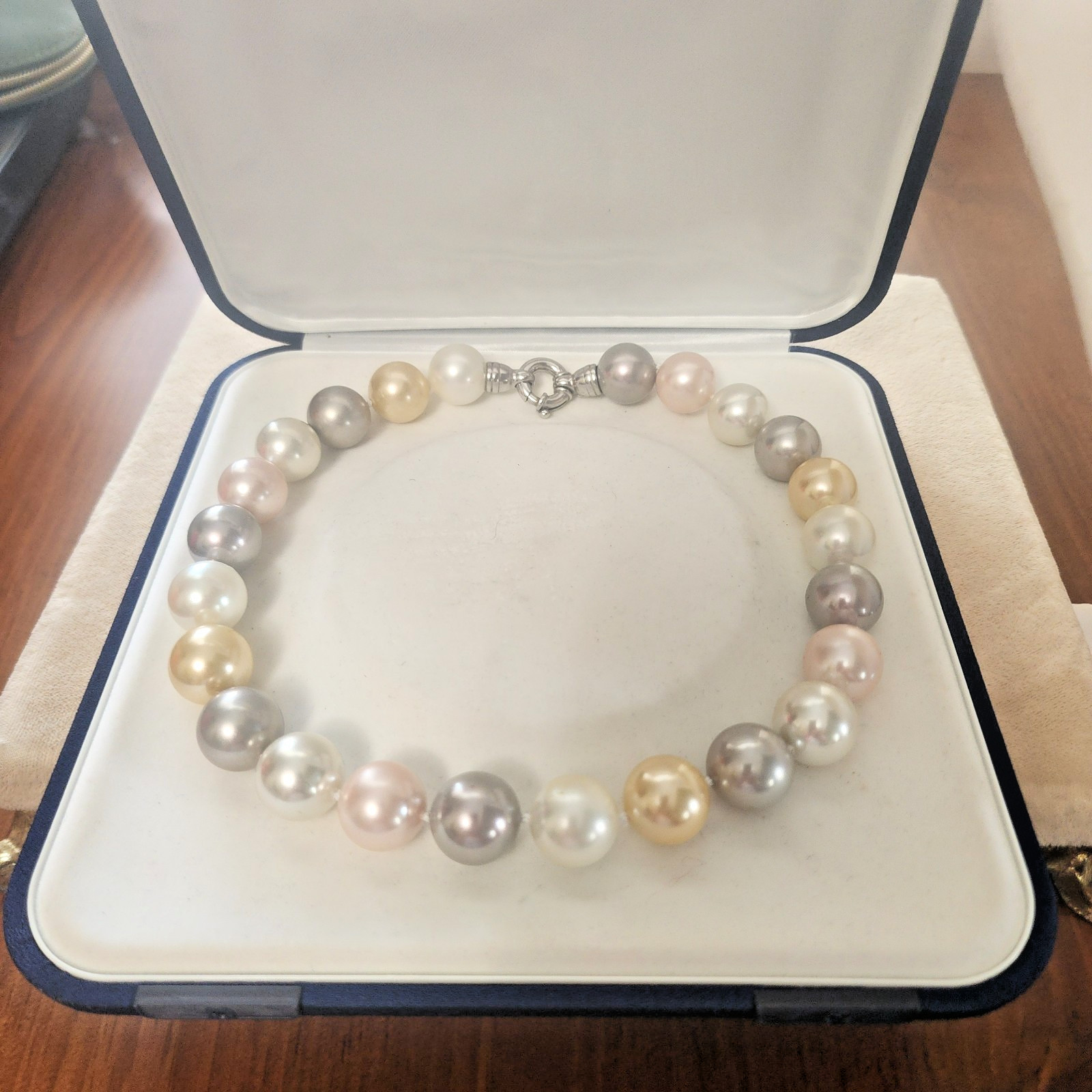 Vintage UE Estate Jewelry Made in Italy 16″ 12 to 13 mm Imitation choker pearls