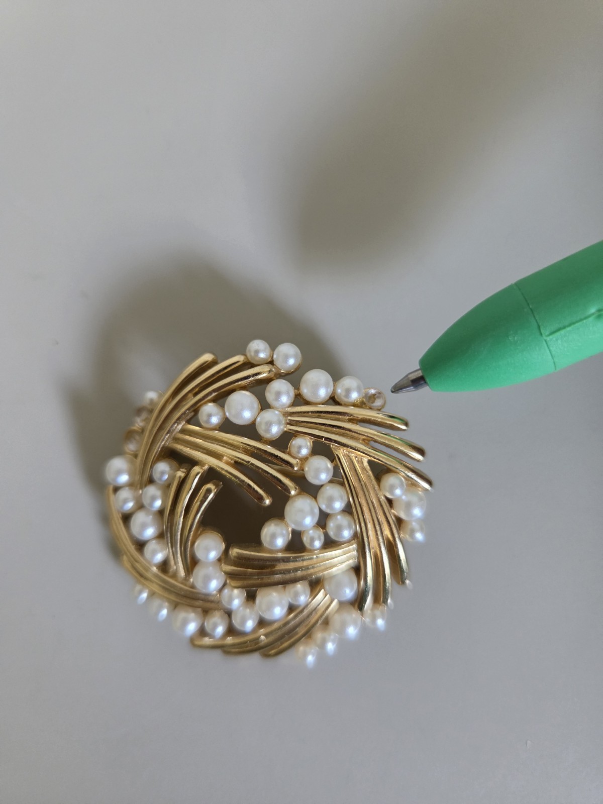 Vintage Crown Trifari Gold Tone Faux Pearl Woven Basket Weave Wreath Brooch READ