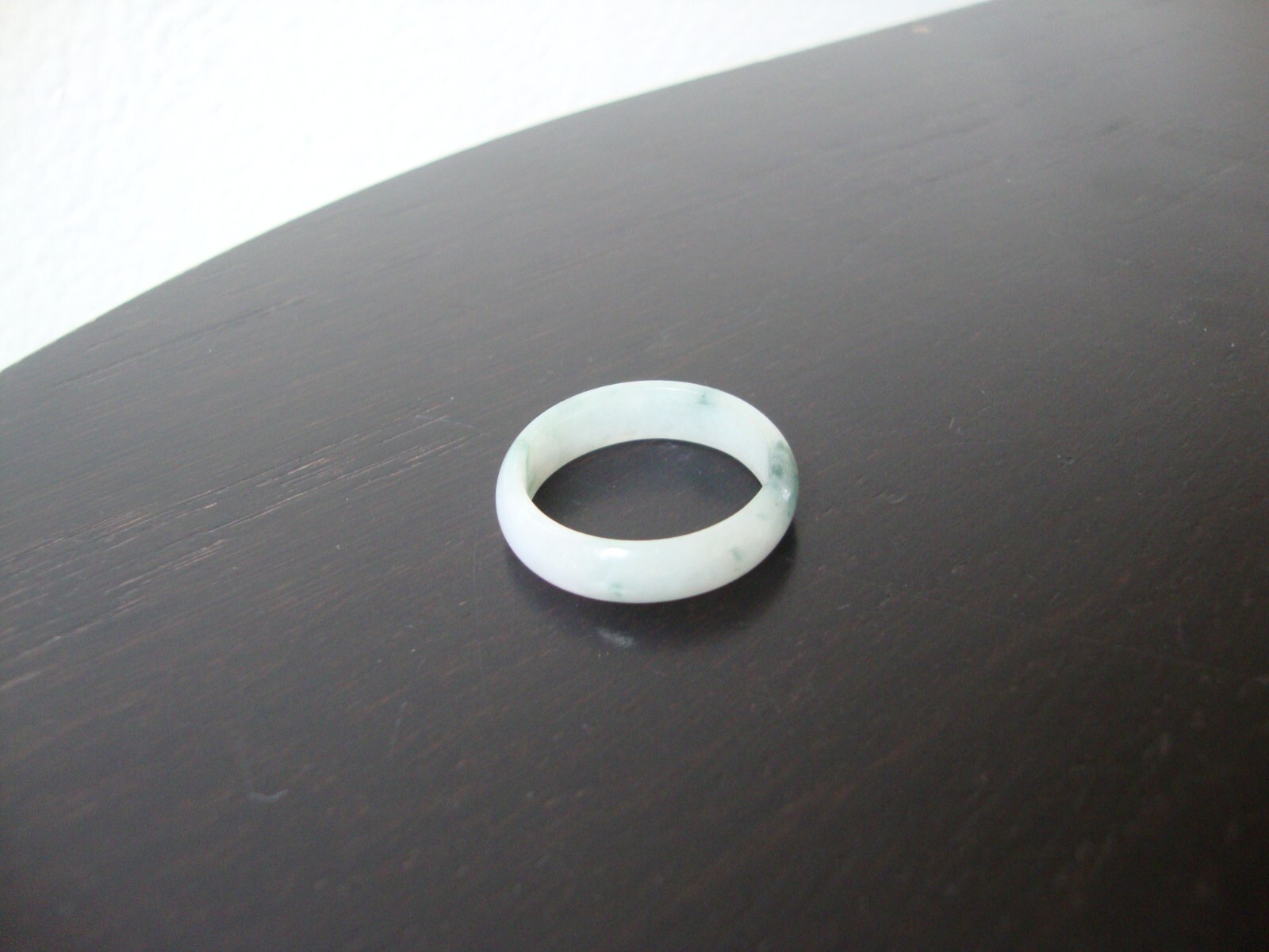VINTAGE 1970s HONG KONG HANDMADE MOTTLE LIGHT GREEN JADE 2MM X 6MM BAND SZ 11.25