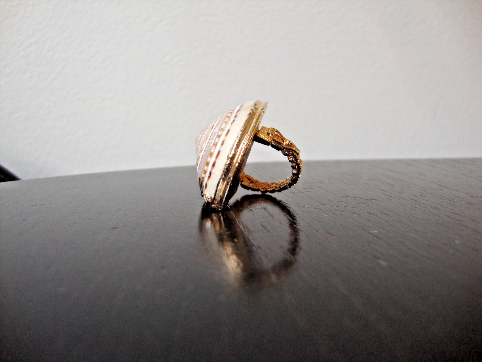 VTG HANDMADE NATURAL LACQUERED SEASHELL GOLD PLATED HINGED DRESS/SCARF CLIP