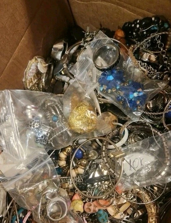 3 Pounds Jewelry Costume Vintage Mix LBS necklaces bracelets pins rings etc lbs