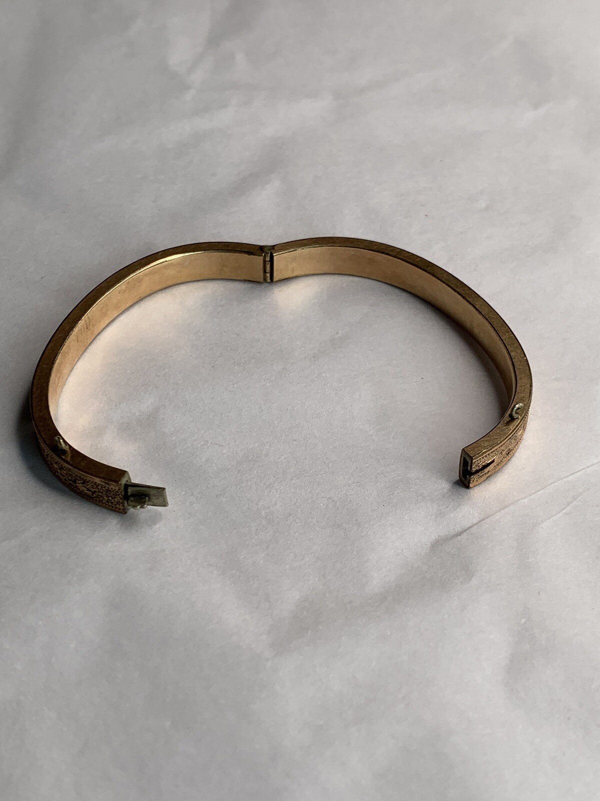 Vtg 60s Gold Plated Hinged Bangle Bracelet 1/4”w Floral Etched Detail Oval Shape