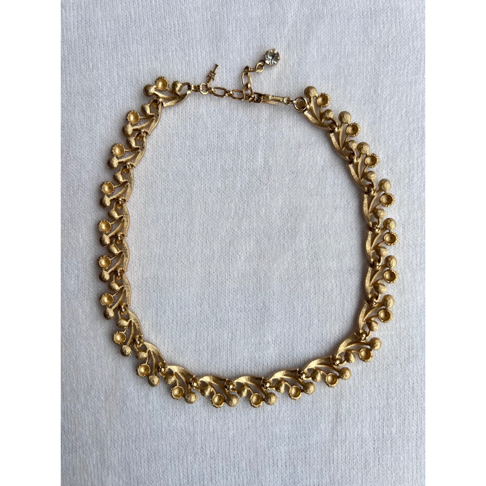 VTG Crown TRIFARI Textured Gold Leaf/Clear Rhinestone Berry Leaf Choker Necklace
