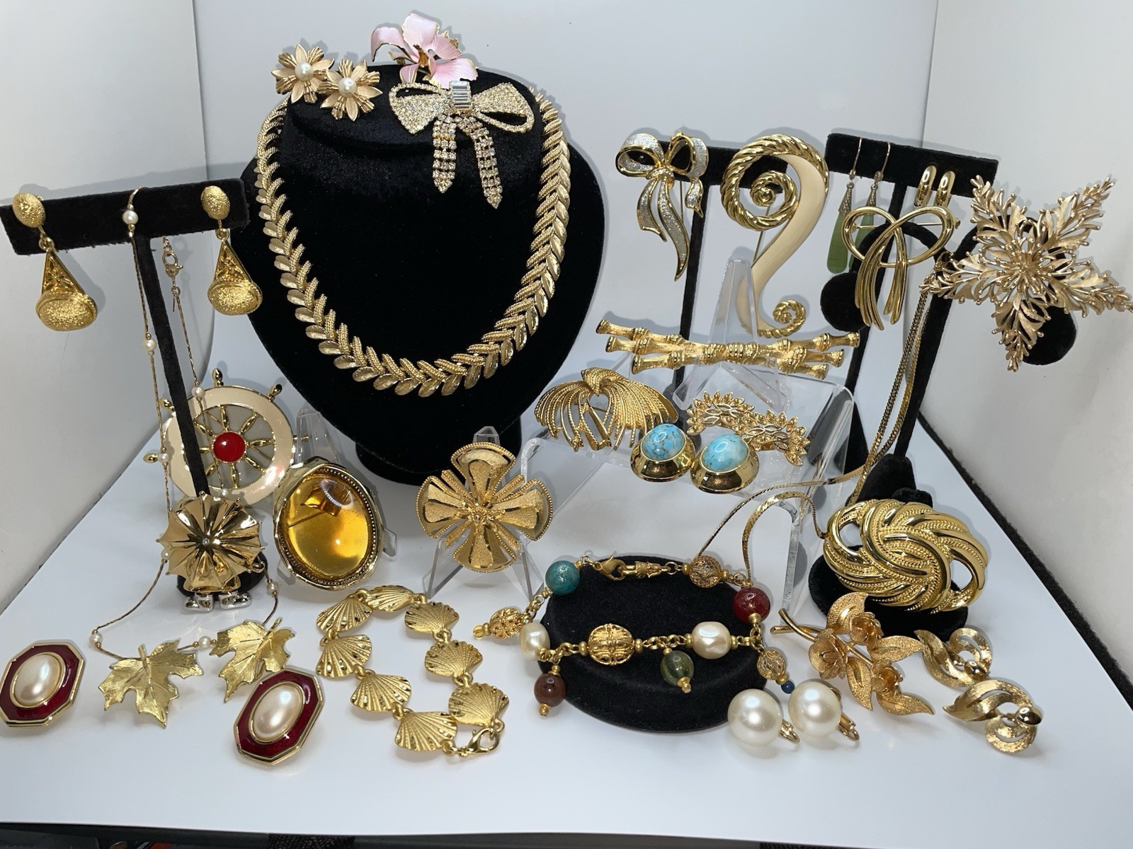 29 Pcs Vintage Gold Tone High End Jewelry Brooch Necklace Earrings Bracelet Lot