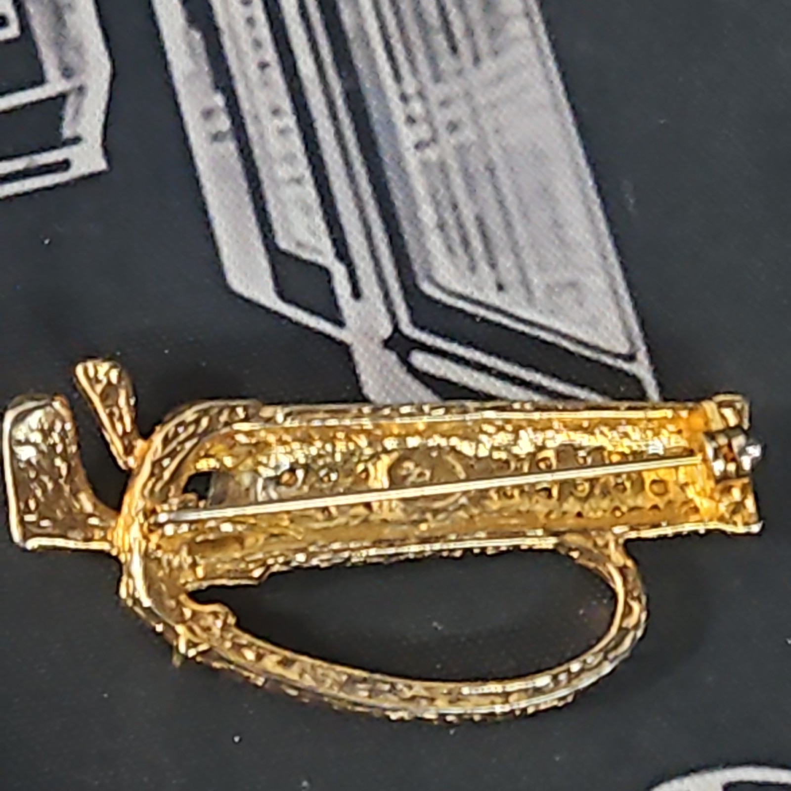 Women’s gold tone with rhinestone golf bag pin/Brooch.