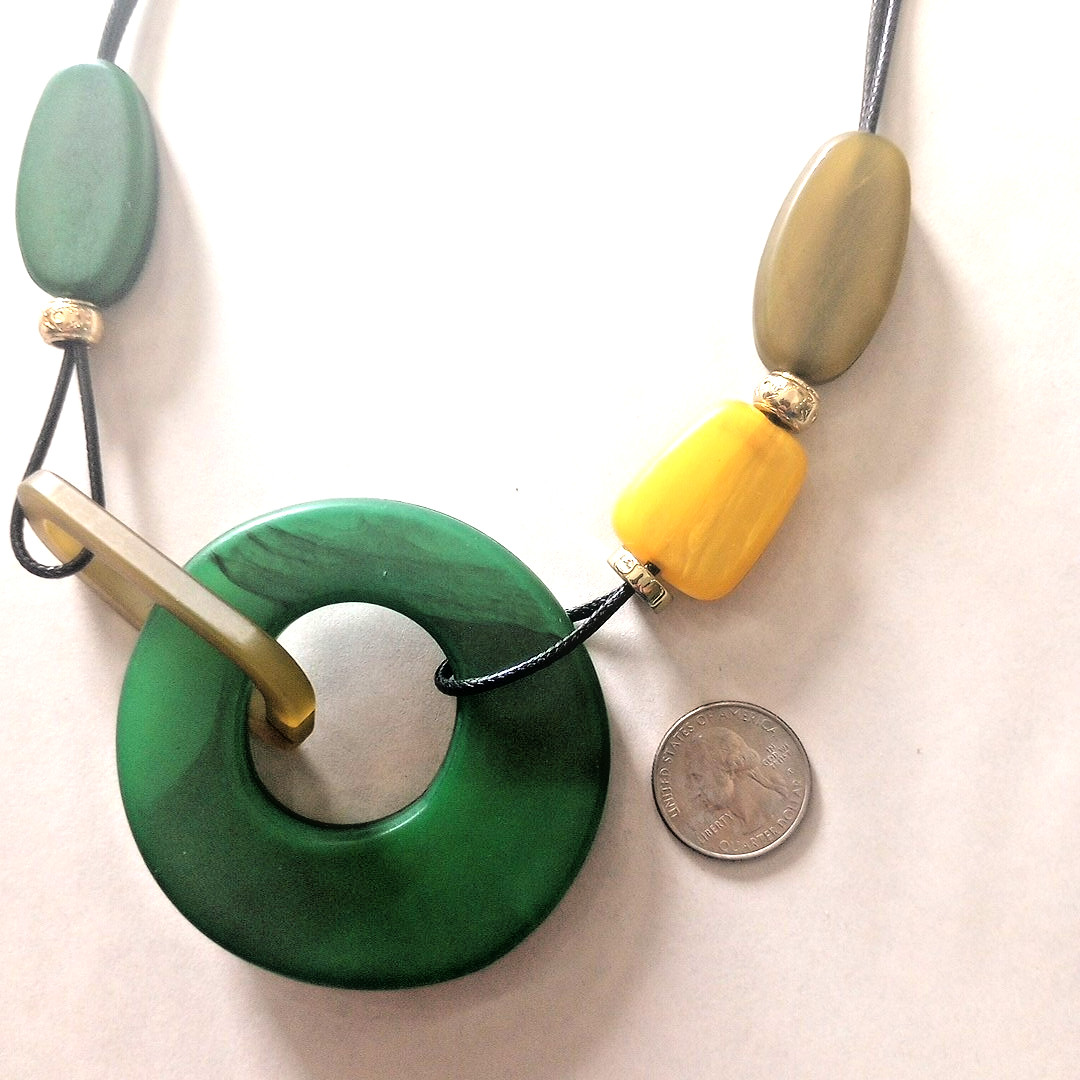 Chunky Green Lucite Statement Necklace 22.5- 25.5″ Adjustable Unsigned EUC