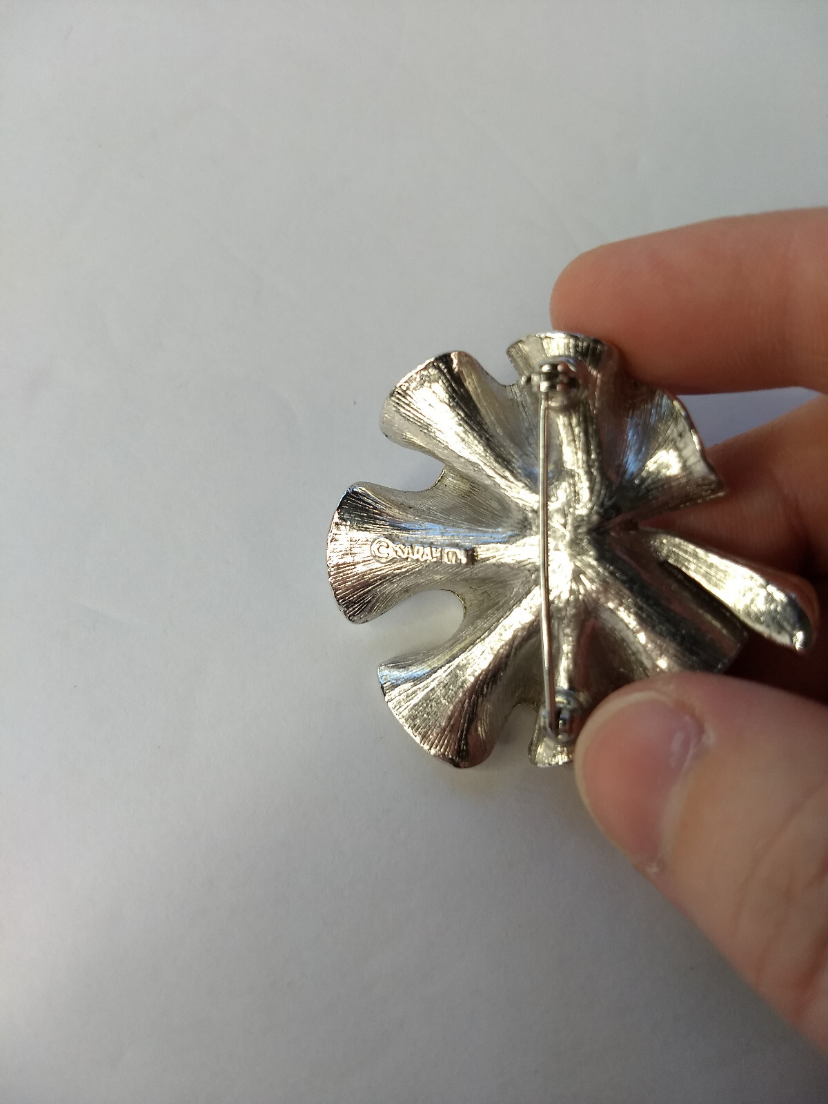 Sarah Coventry Silver Tone Rolling Leaf Pin Brooch Vintage Glam Nature