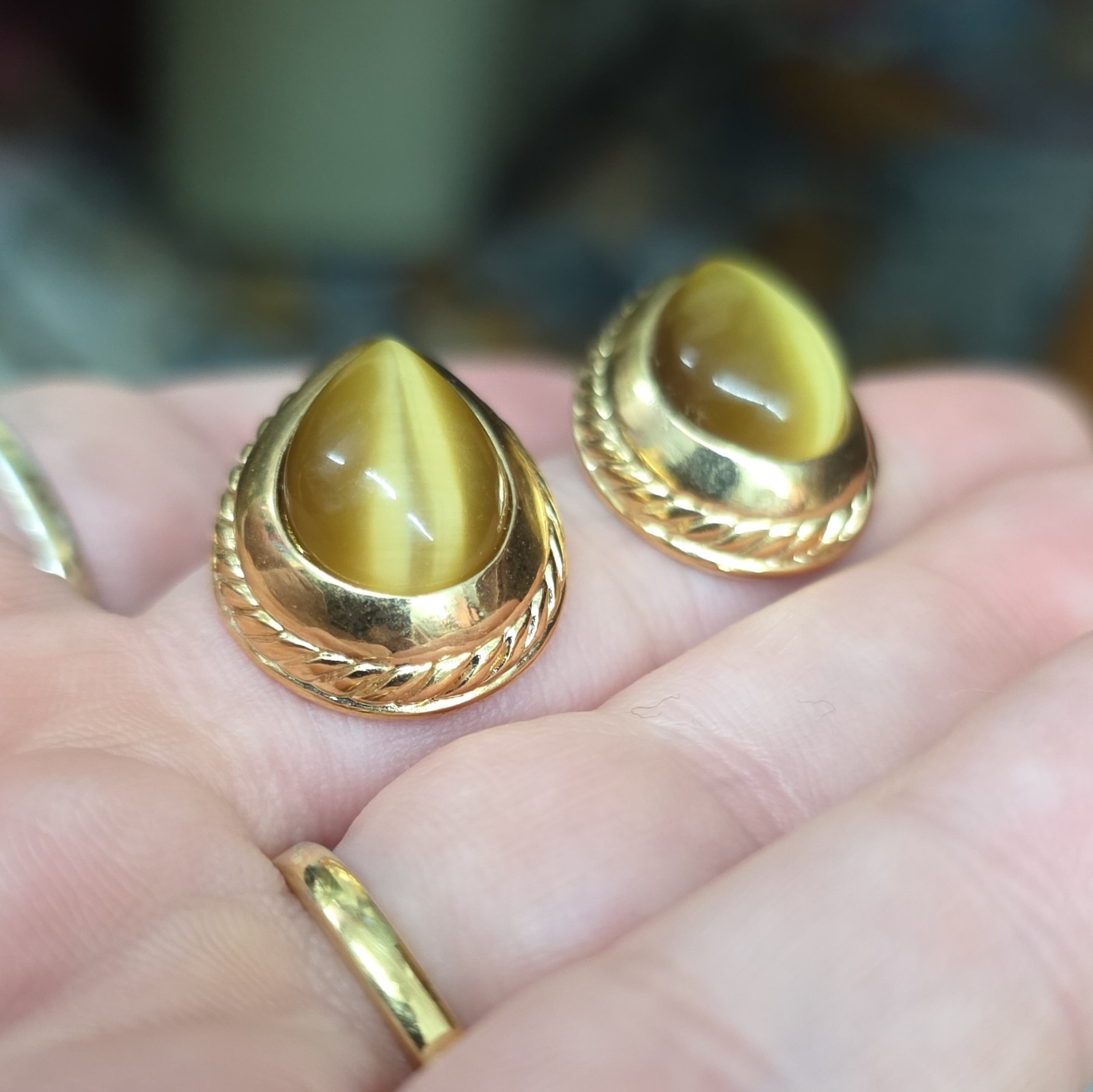 Vintage Roman Gold Tone Glass Cat Eye Tiger Eye Teardrop Pierced Earrings