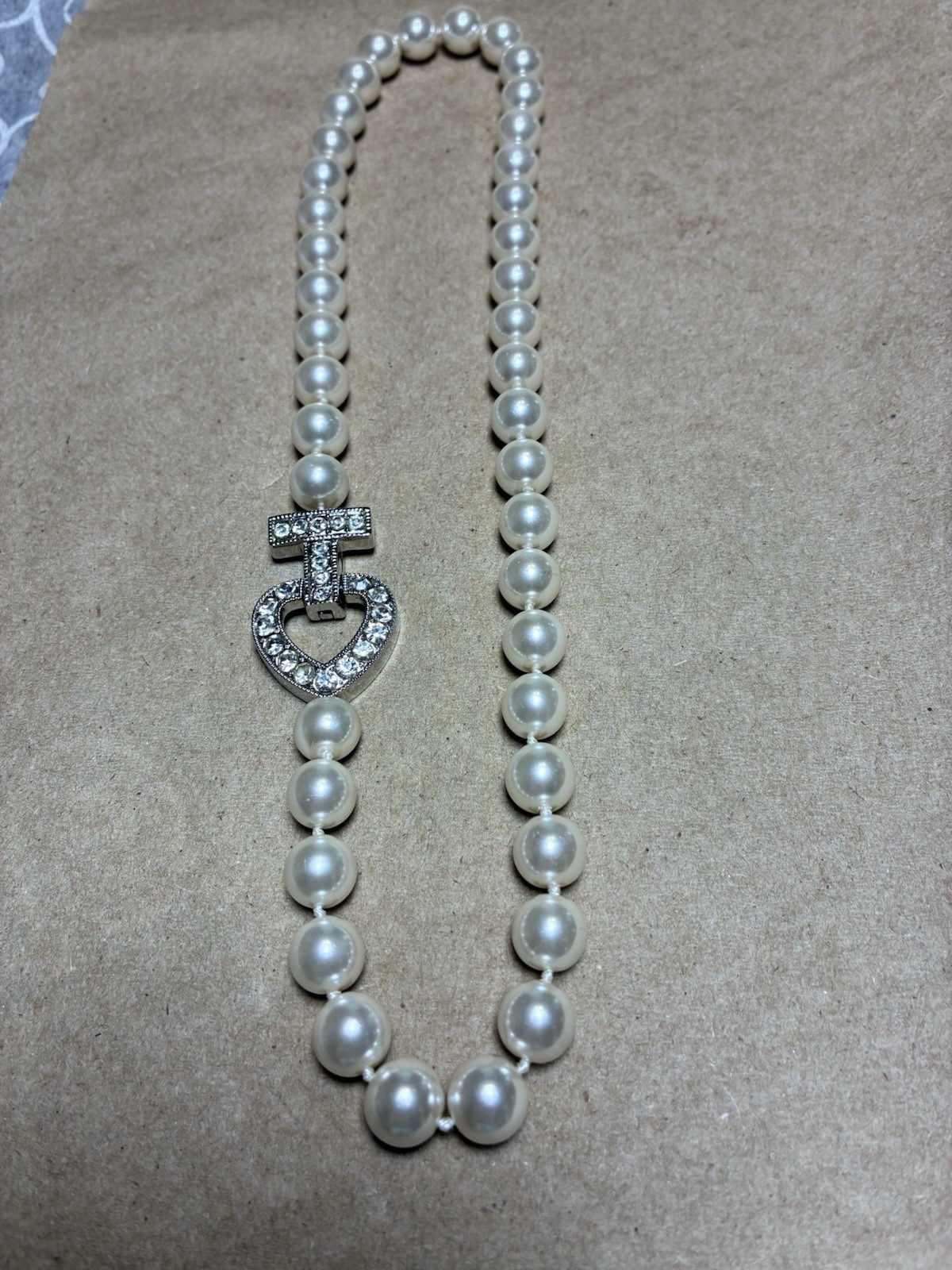 Gorgeous Glass Bead Necklace Rhinestone Filled Magnetic Heart Clasp 18″