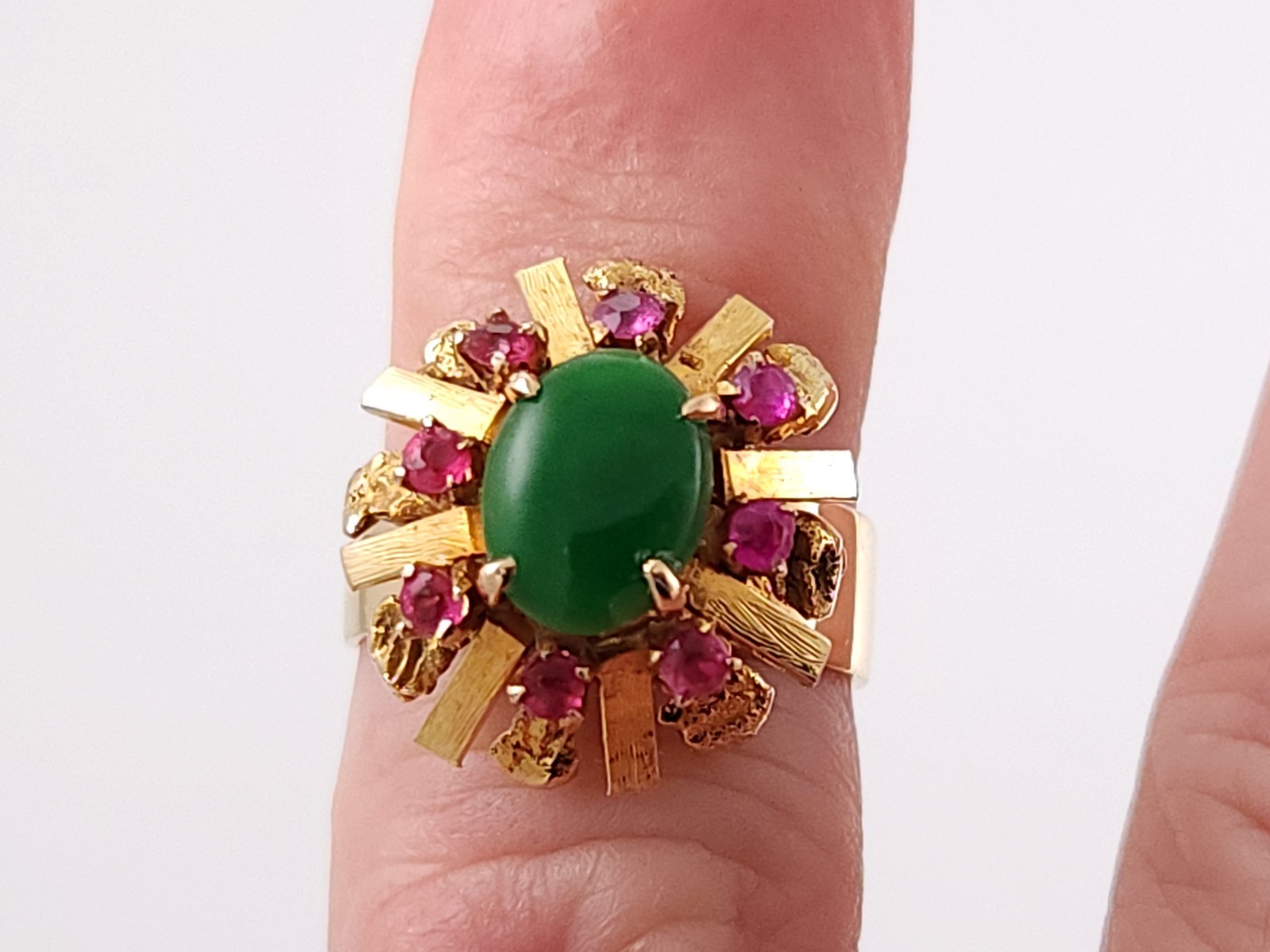 Vtg 14K Yellow Gold Brutalist Jade Ruby Sunburst Cocktail Ring – 5.64g size 5.5