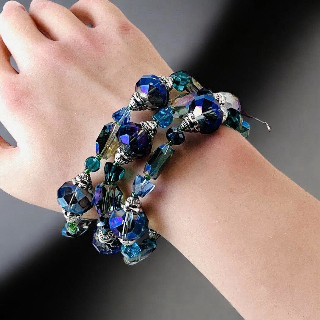 Vtg 1960’s 3-Strand Crystal Lucite Bracelet – Sz 8”-9” – Blue & Silvertone