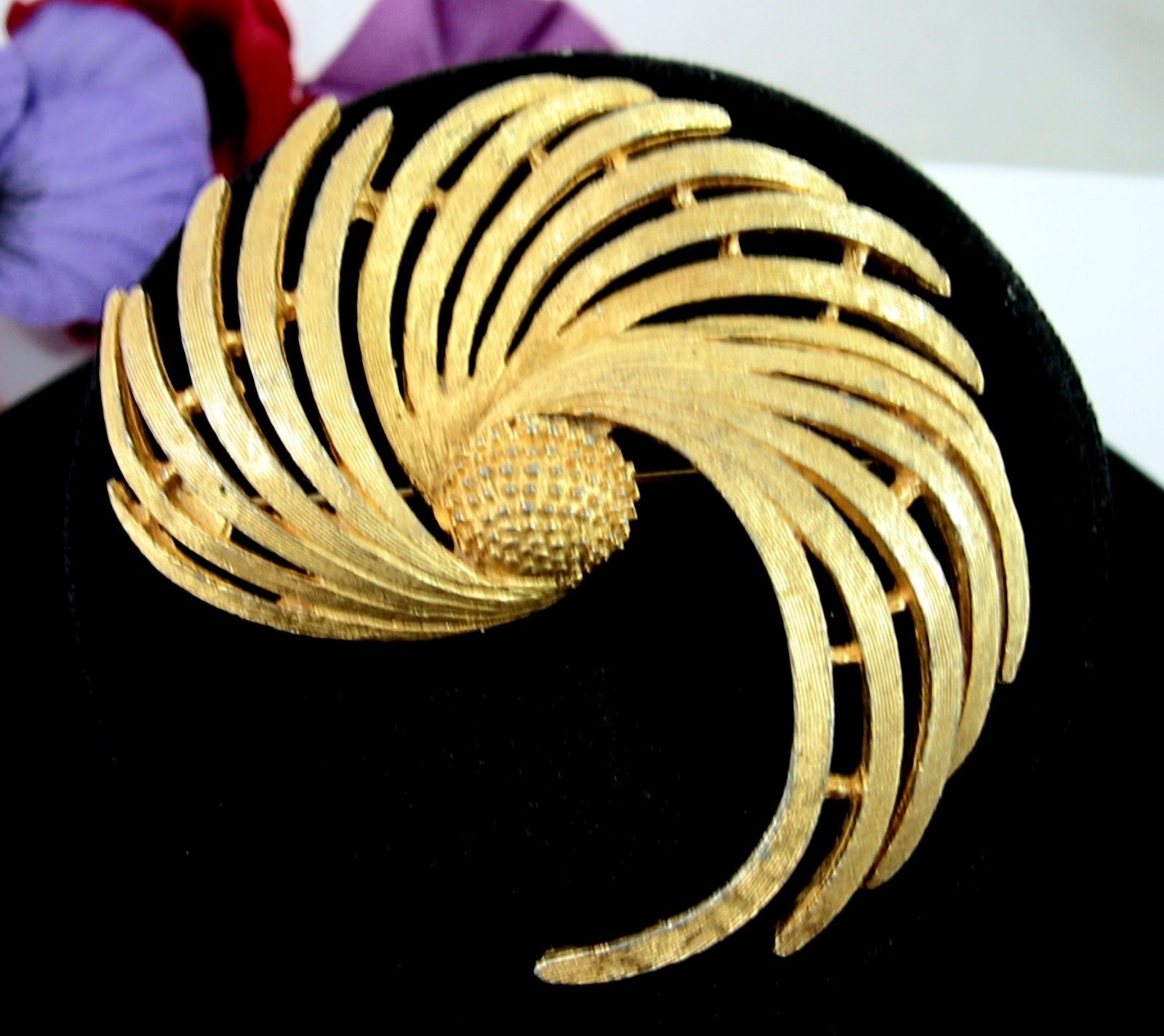 BSK SPIRAL SWIRL Leaf Frond Leafy Plant Brooch Vintage Pin GOLDTONE 2 1/2″ Sign